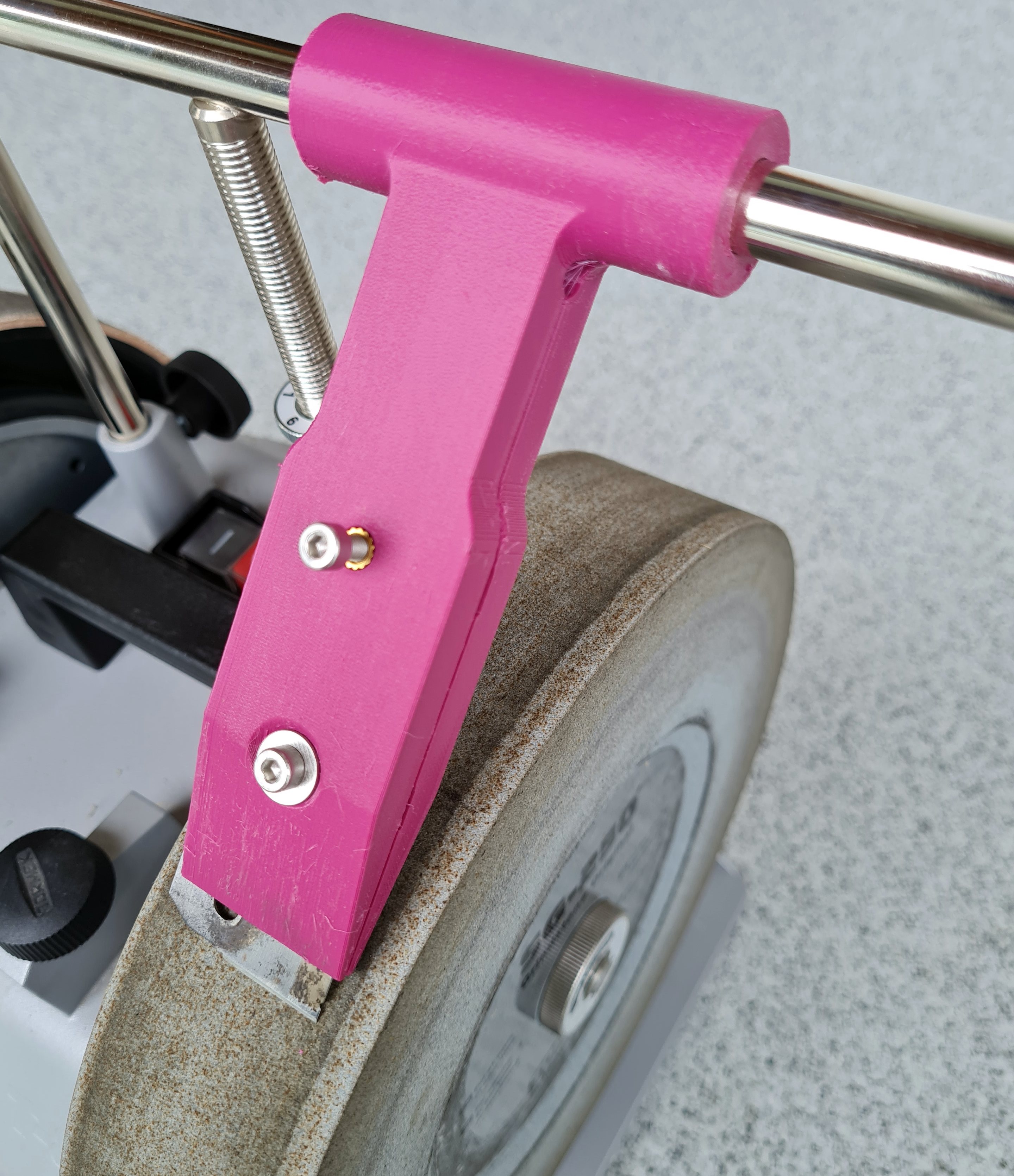 Grinding fixture for Husqvarna Automower Safety Blades