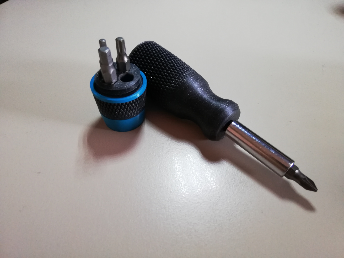 Miniatura 2 do modelo 3D Bits Screwdriver with rotating cap and storage
