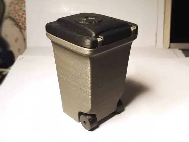 Mini Trash Can with moving wheels