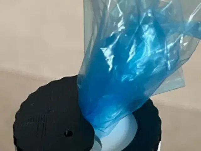 Ying Yang rotating bag closer