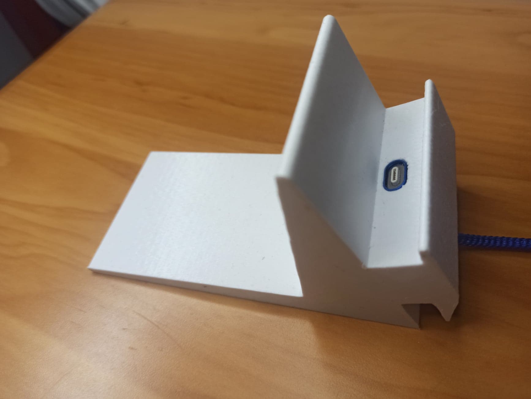 Tablet/smartphone stand with charging plug