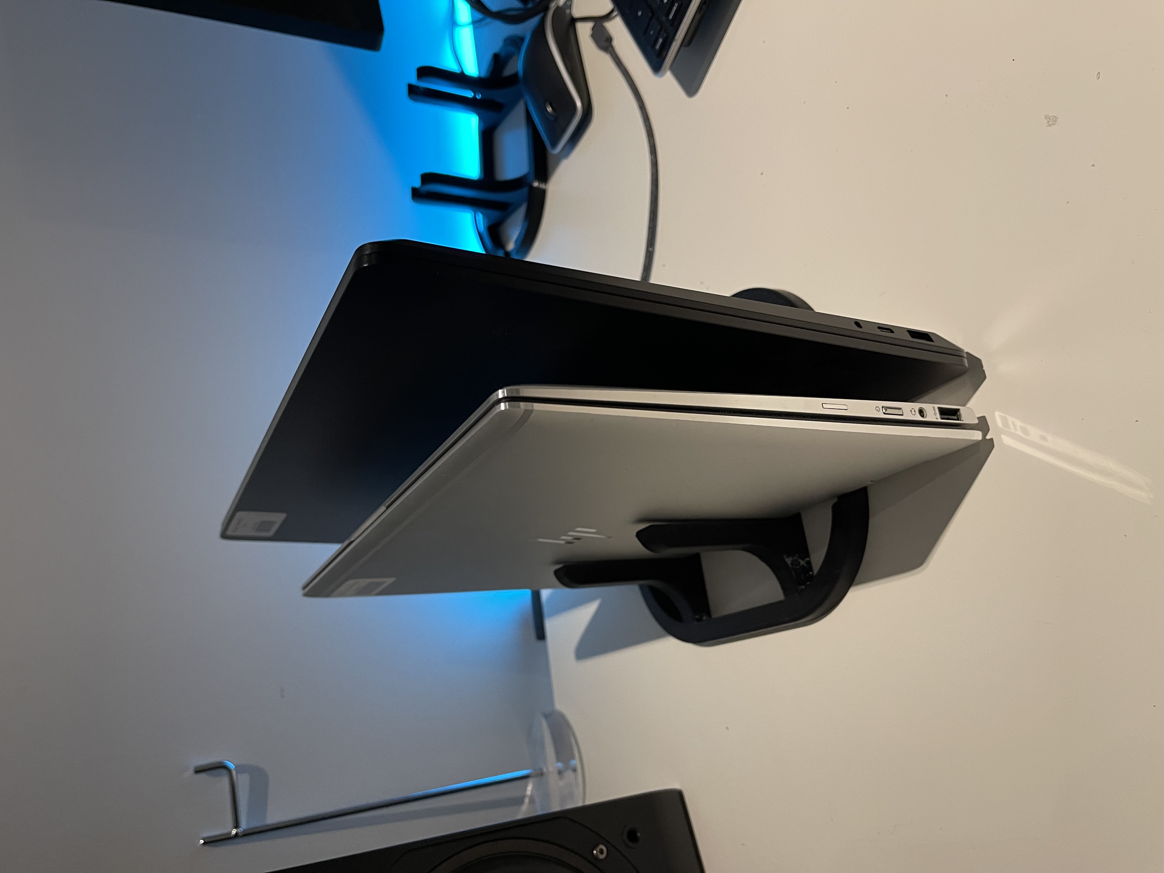 Remix Triple Universal Macbook / Laptop Vertical Stand