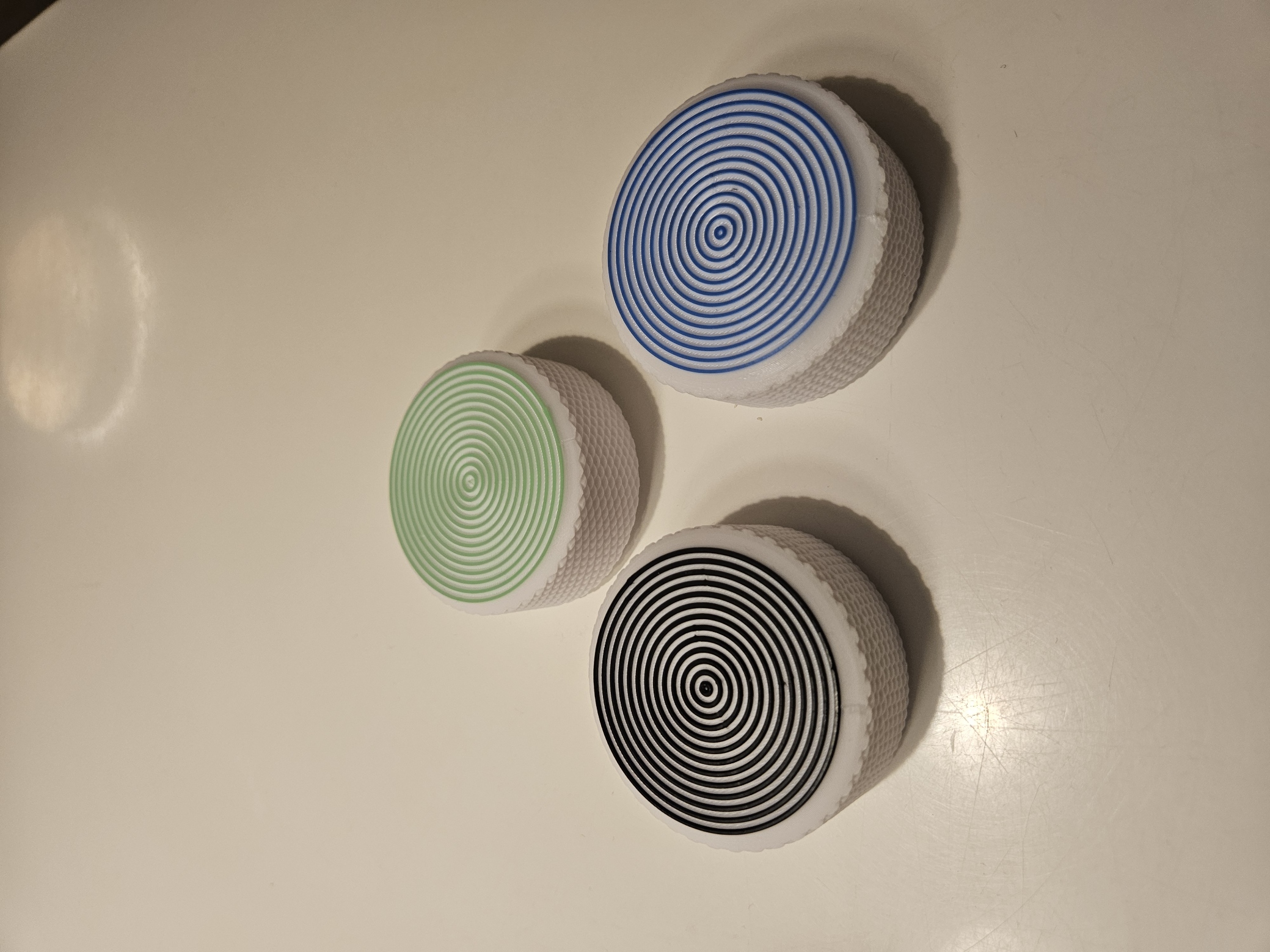 Round box with thread and texture (diamond knurl) / Runde Dose mit Gewinde und Textur (Kreuzrändelung) / no support / stackable / colored