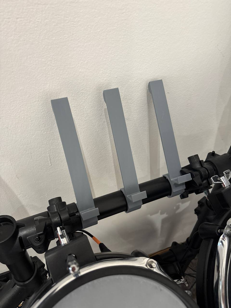 Parametric snap-it music score stand for e-drum