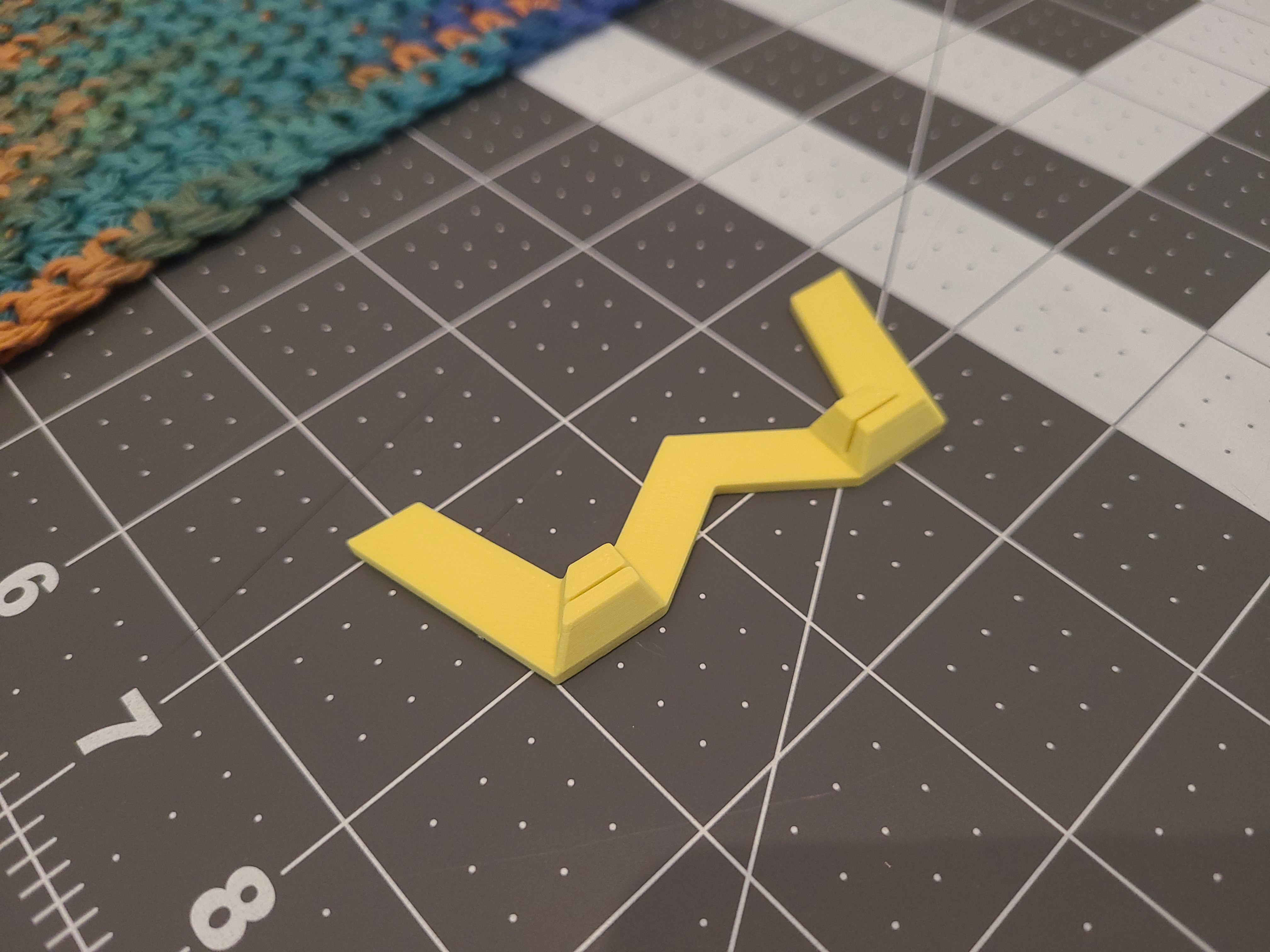 Simple parametric universal display base