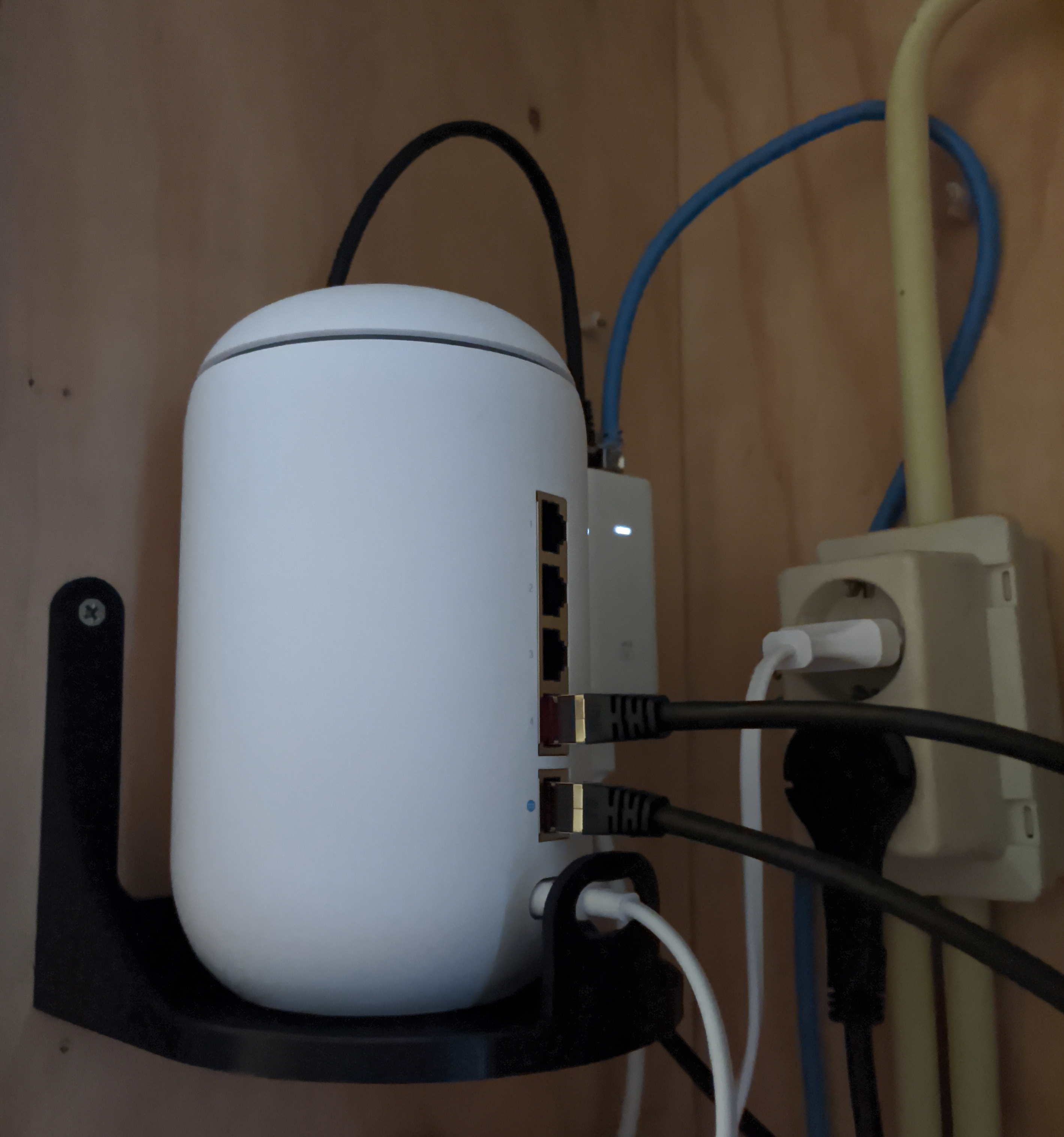 Unifi Dream Machine mounting bracket