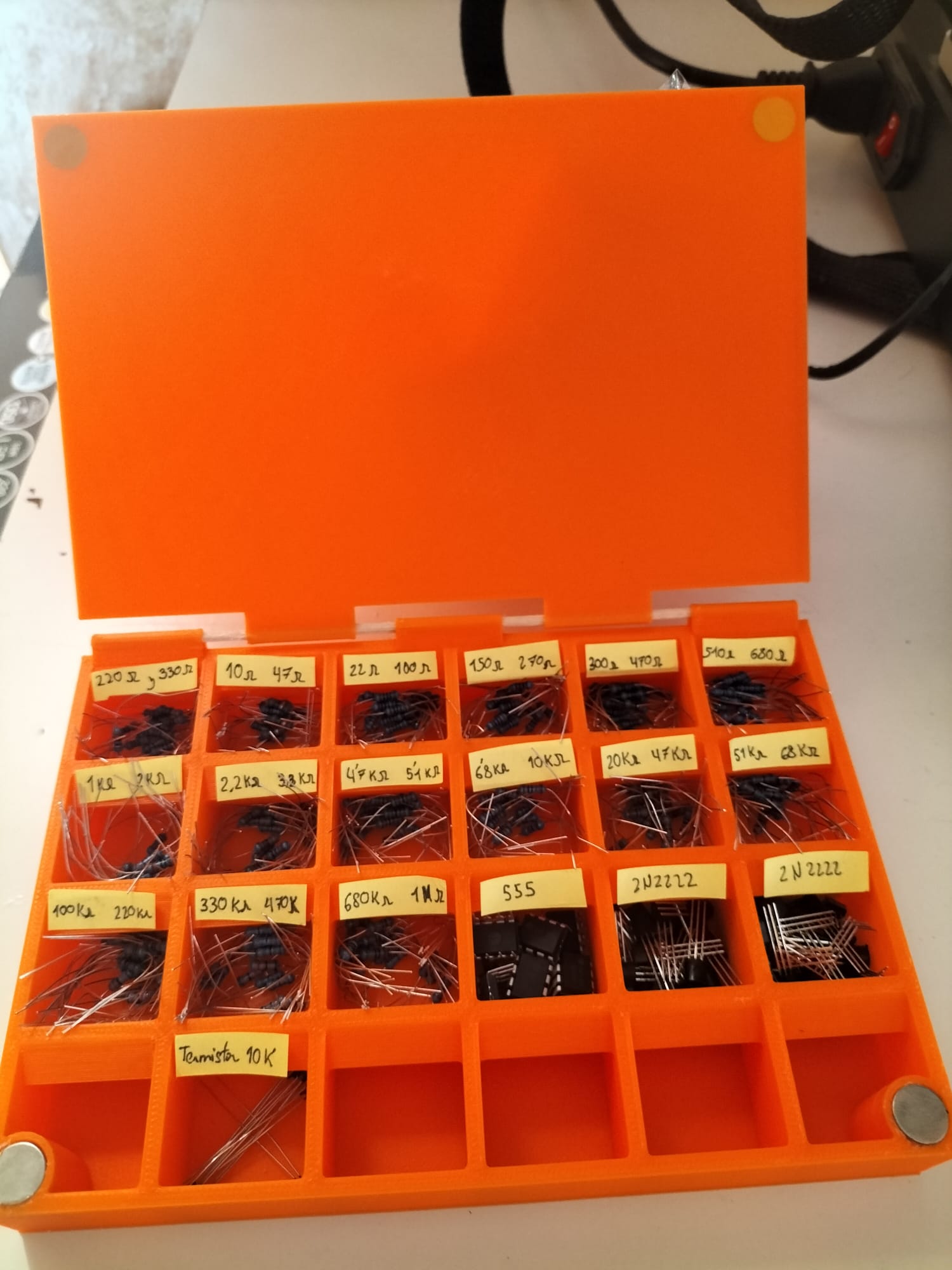 Caja etiquetable para componentes electrónicos.