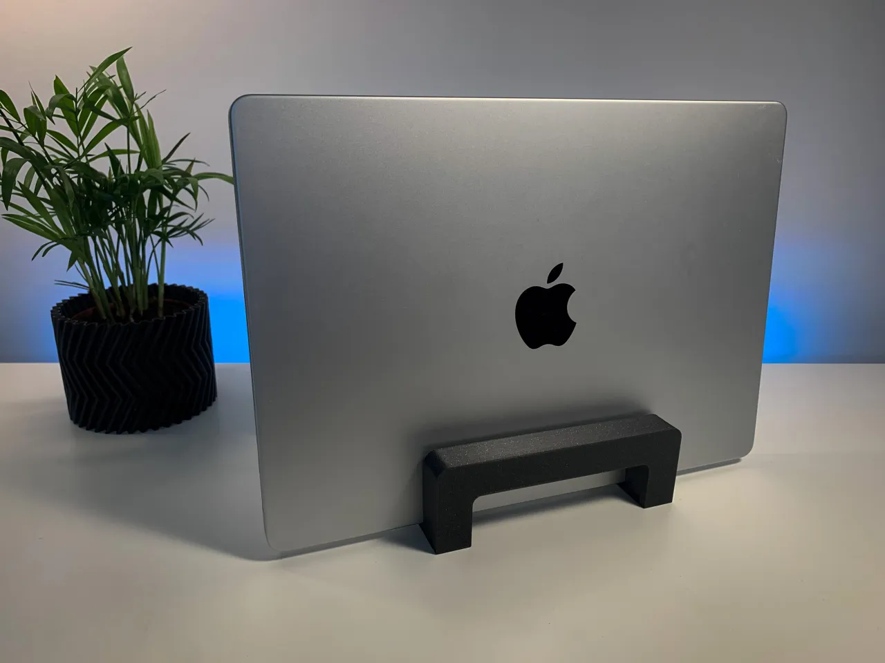 STL file Vertical laptop stand 19mm wide 💻・3D printer design to