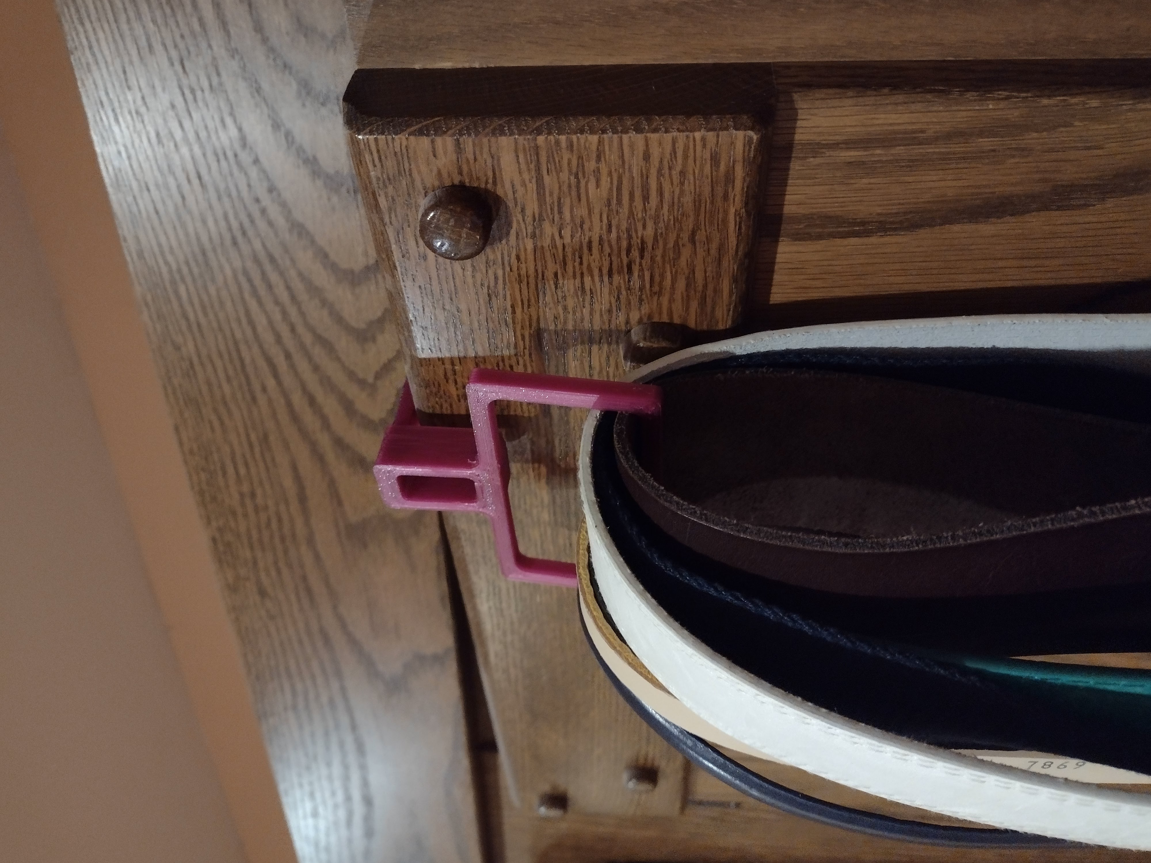 Kapstok voor aan de deur te hangen om broeksriemen en stropdassen op te hangen. Coat rack for hanging on the door to hang belts and ties.