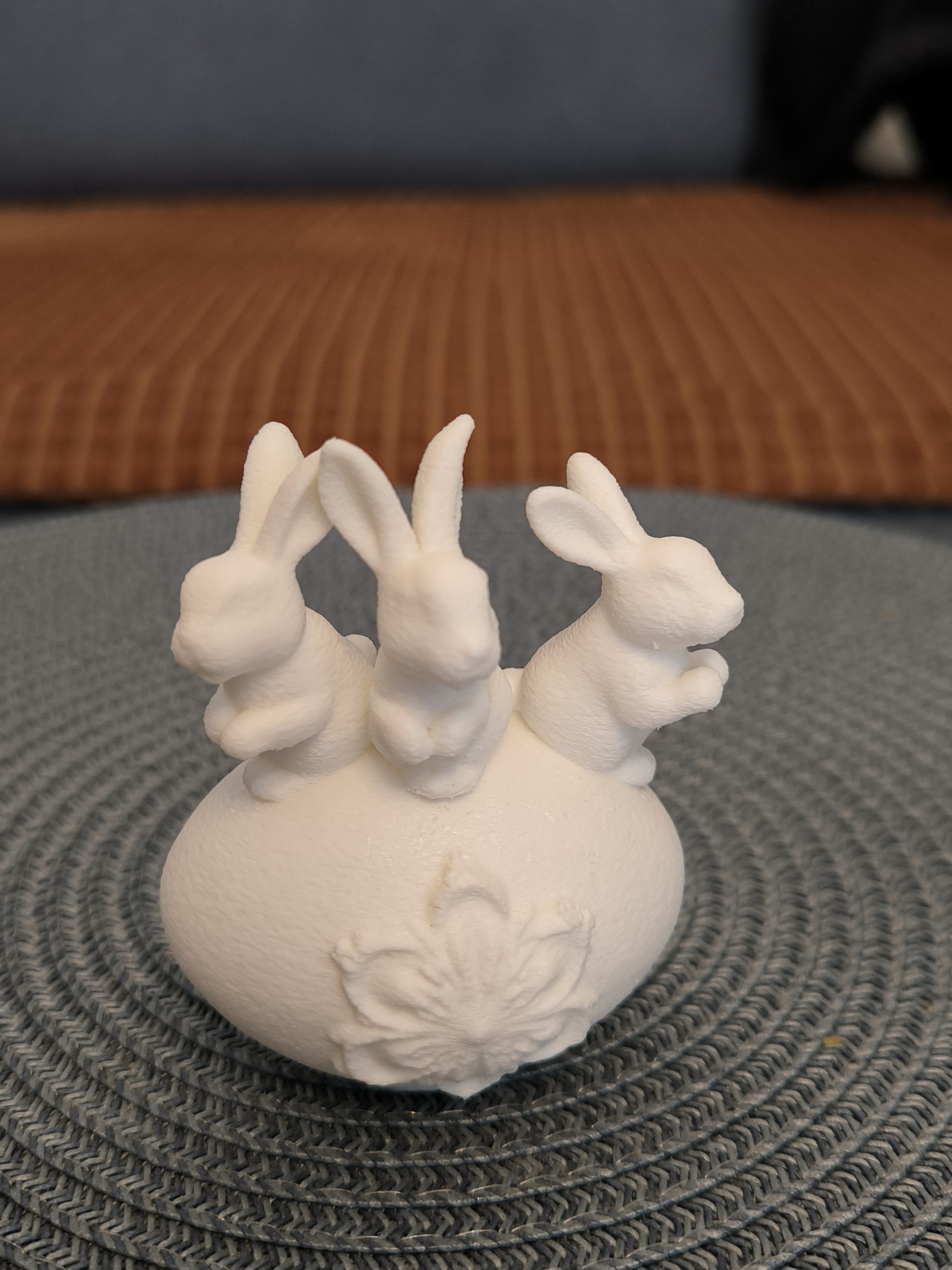 Three Easter Bunnies on the Egg — miniatura 2