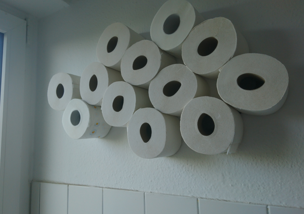 Toilet paper cloud, screwable