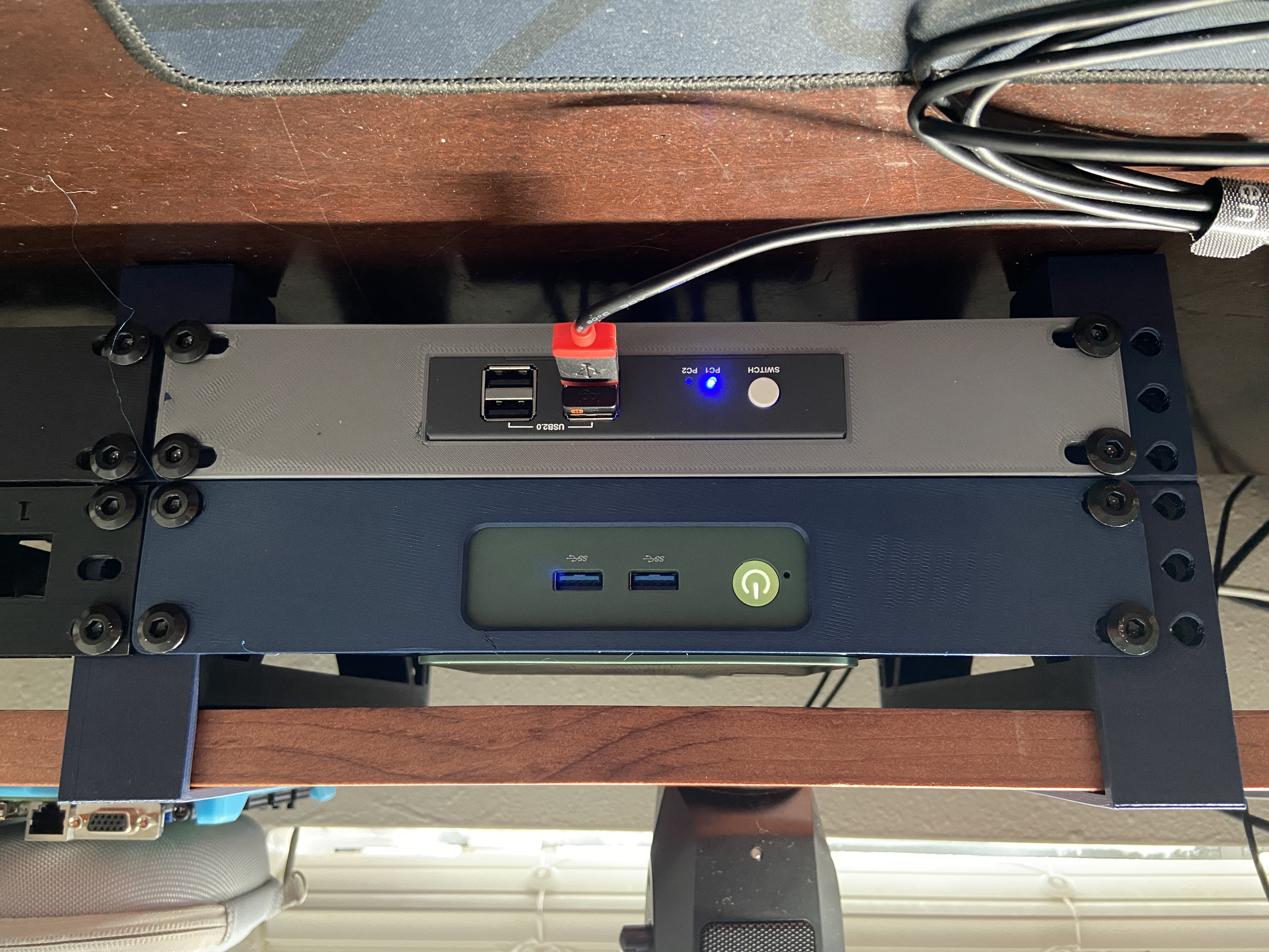 Miniatura 2 do modelo 3D Desk Riser With Rack