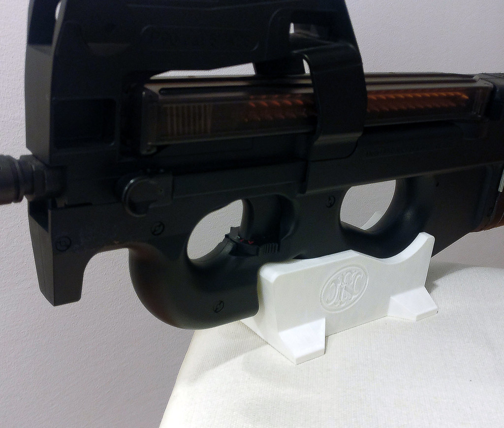 Airsoft P90 Stand – clear or with branding