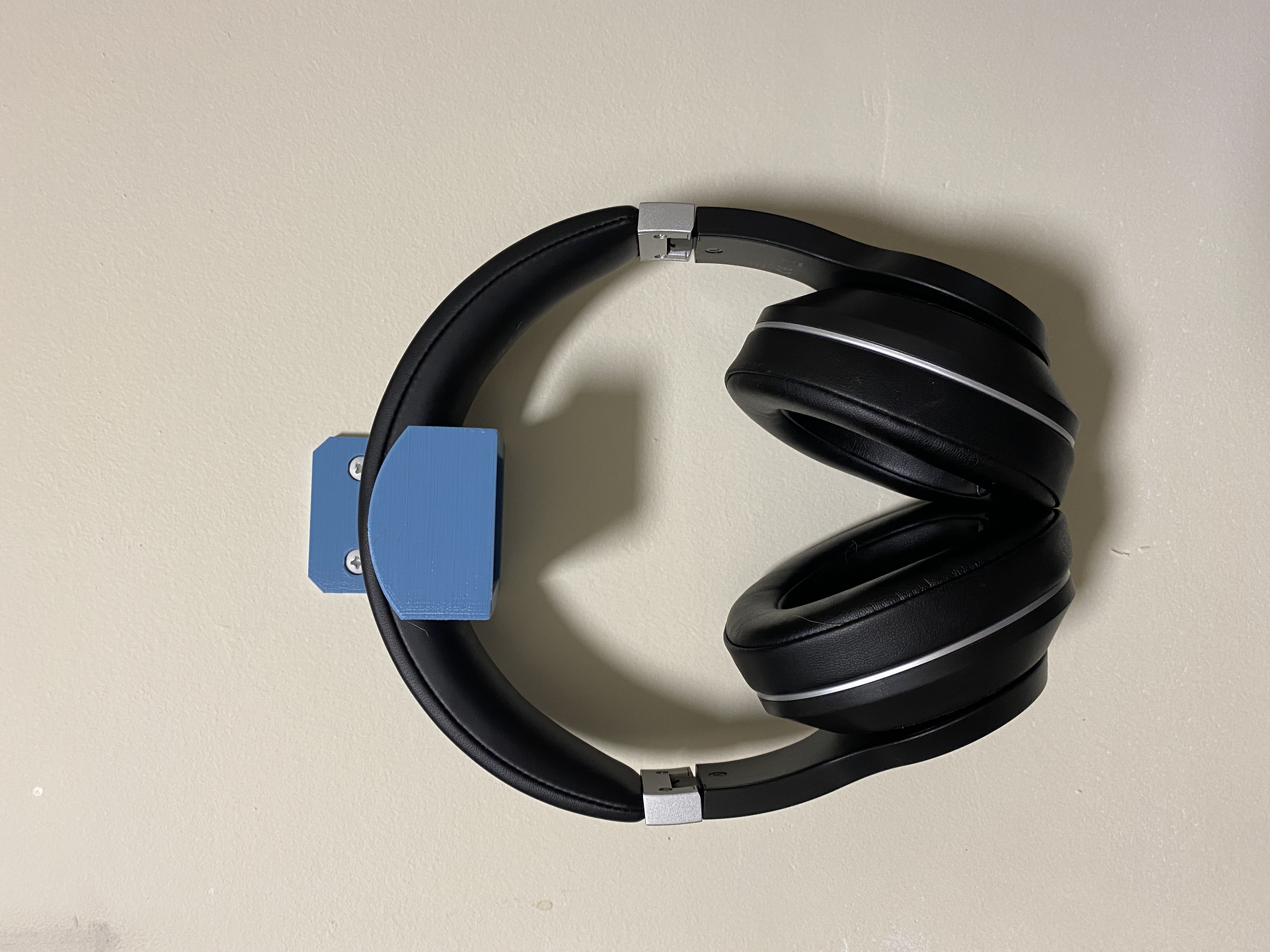 Headphone holder wall dog screw adaptation