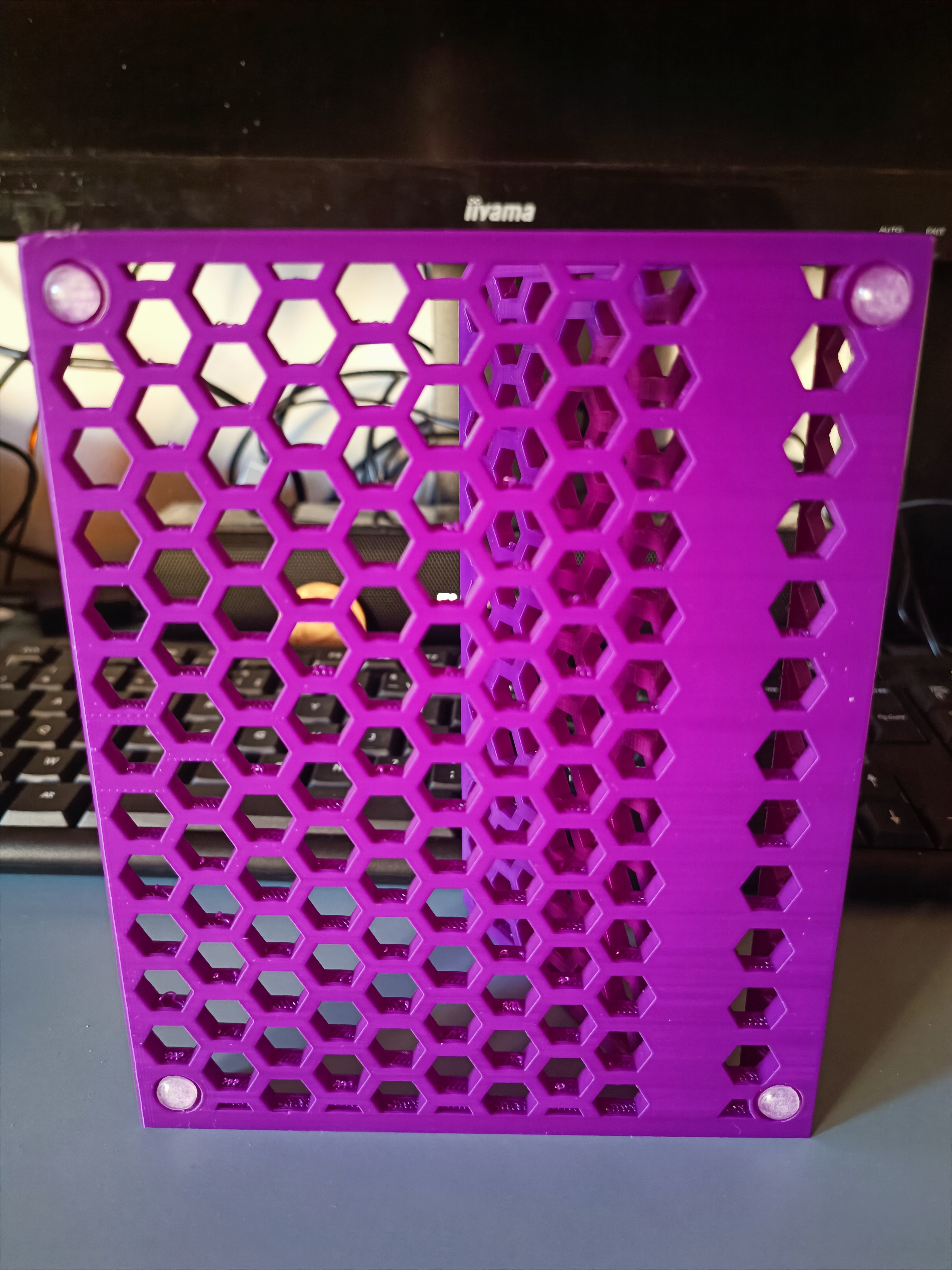 Honeycomb tablet stand - remix / Support tablette en nid d'abeilles - modifié