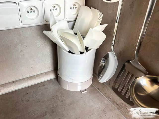 Spatula container holder