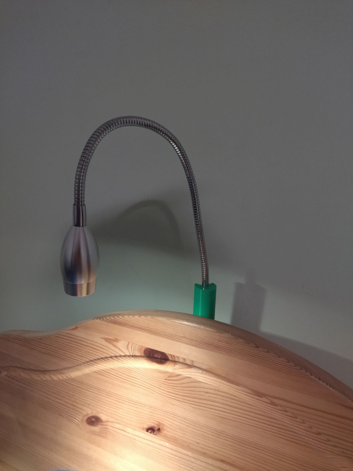 Stabilization sleeve for reading light