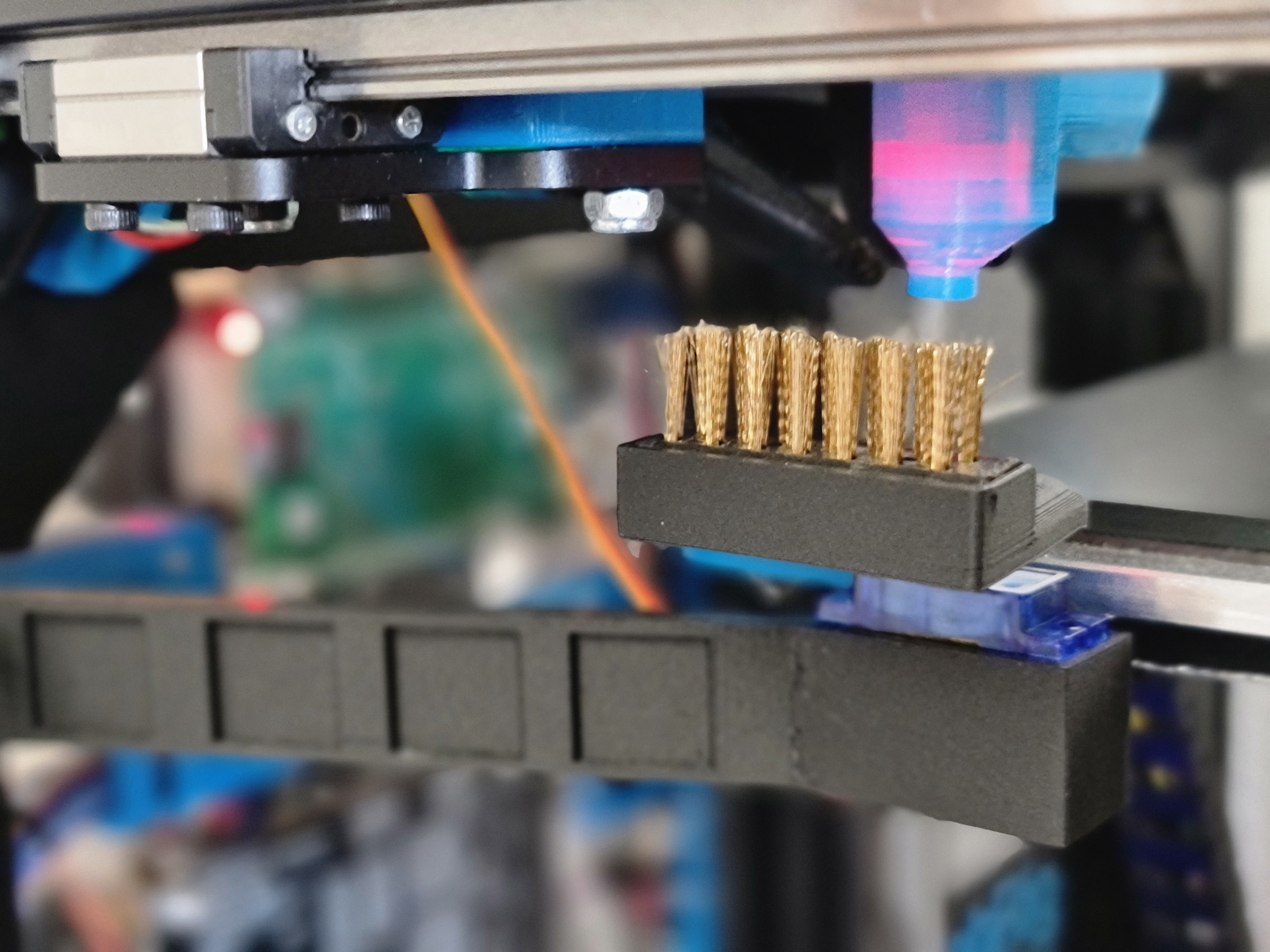 Remix of thingiverse nozzle cleaner  https://www.thingiverse.com/thing:3154398