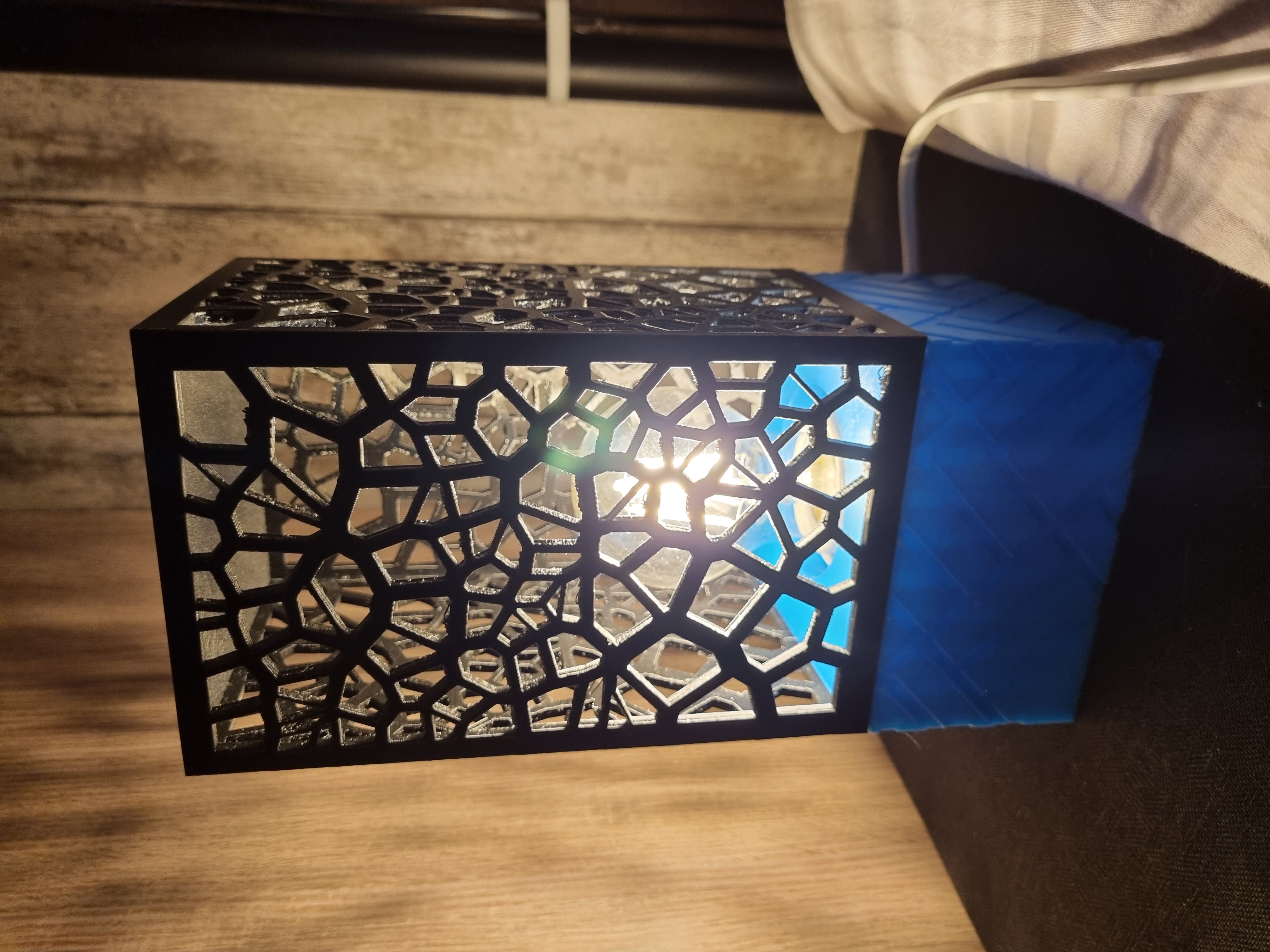 Voronoi Inspired Light