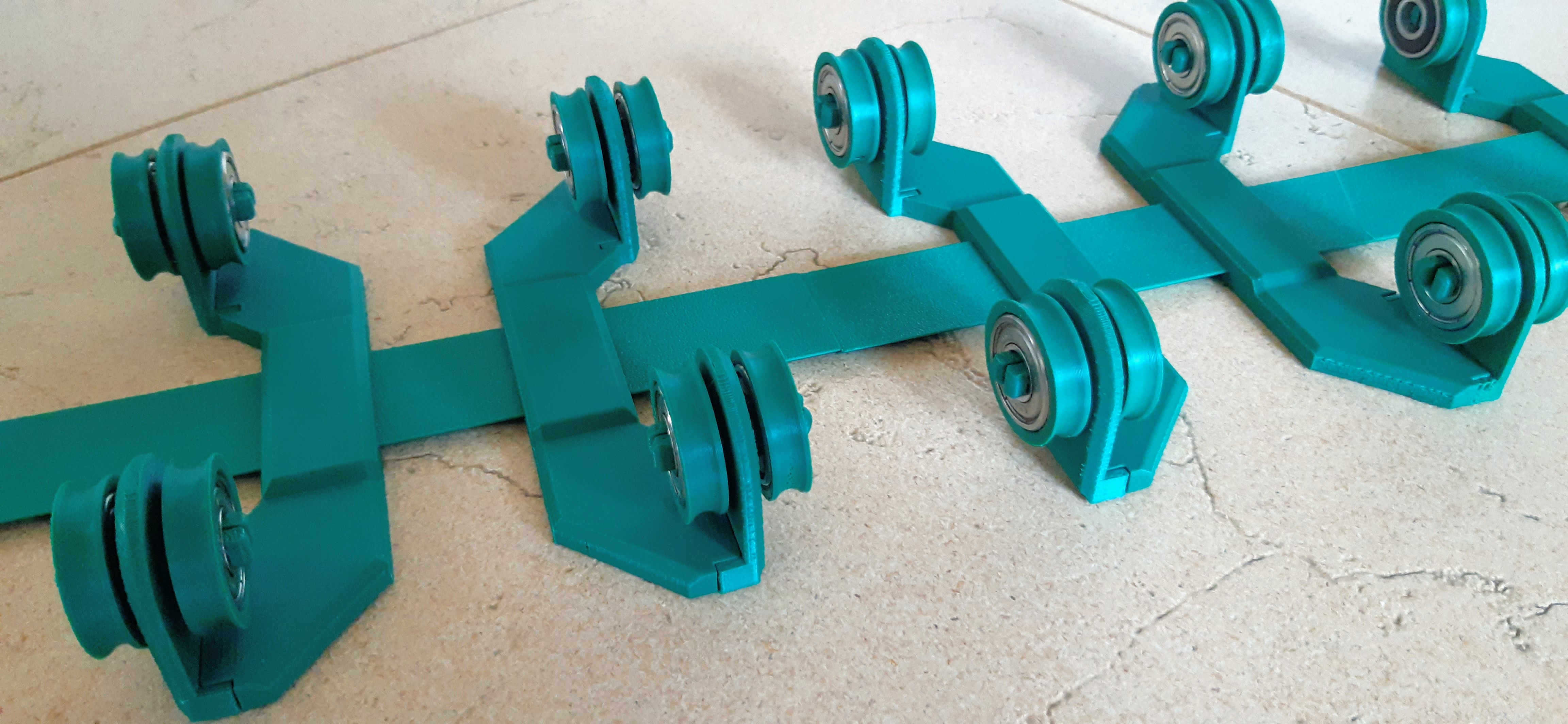 Higher tip and tighter clips for adjustable multi spool holder