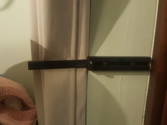Curtain holder