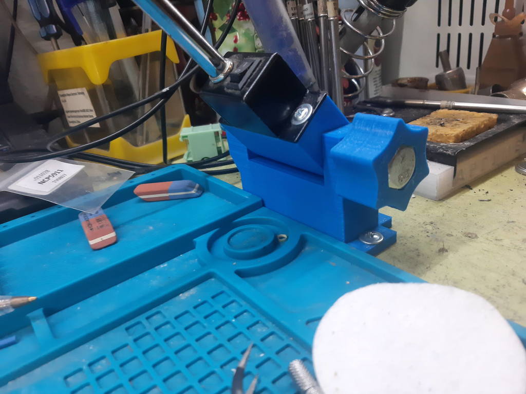 Hinge for magnifier