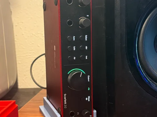 Focusrite Scarlett 2i2 (Gen 4) Vertical Stand
