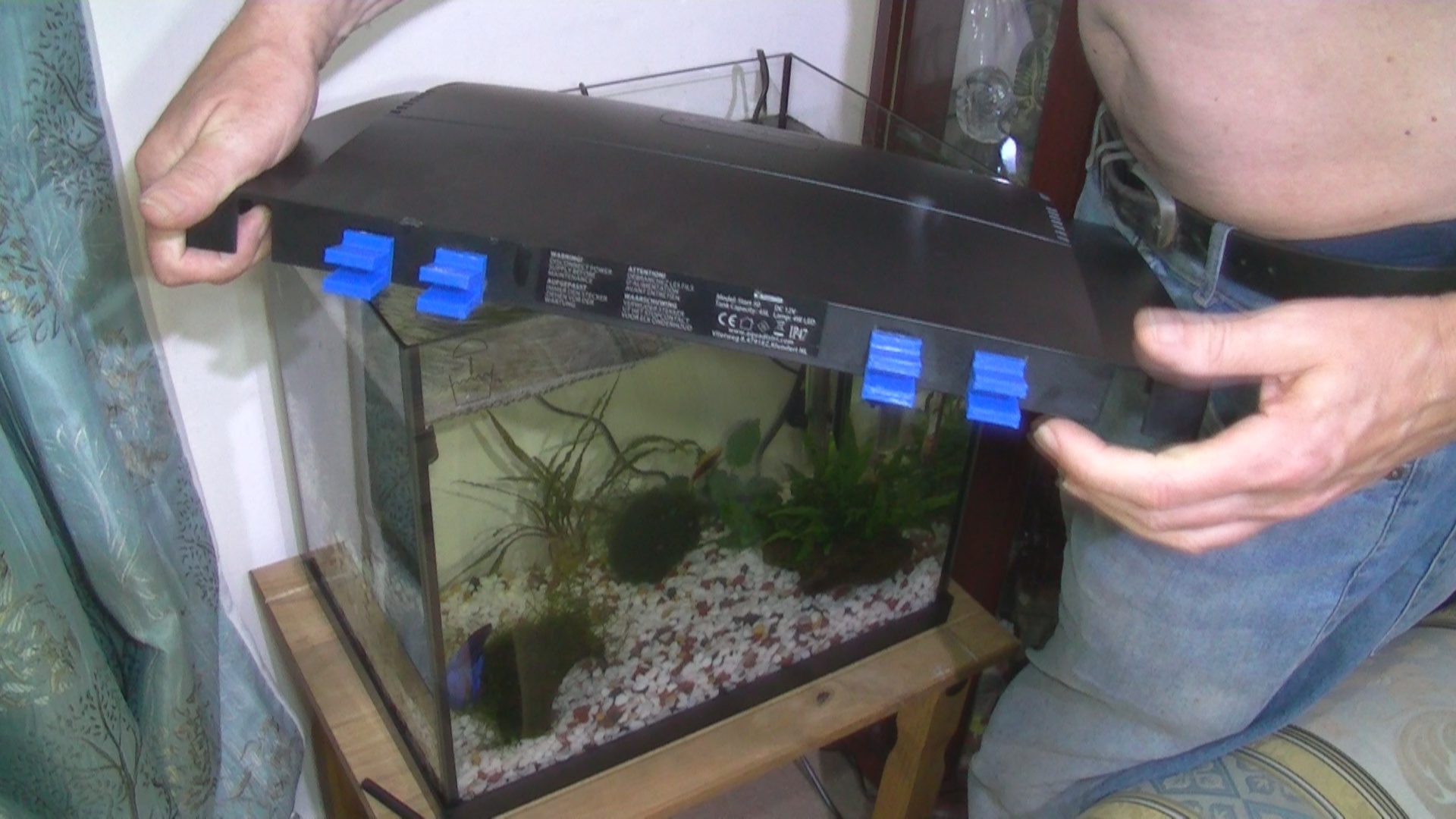 Fish Tank Open lid clips. To hold an open lid on a fish tank by 3D Try