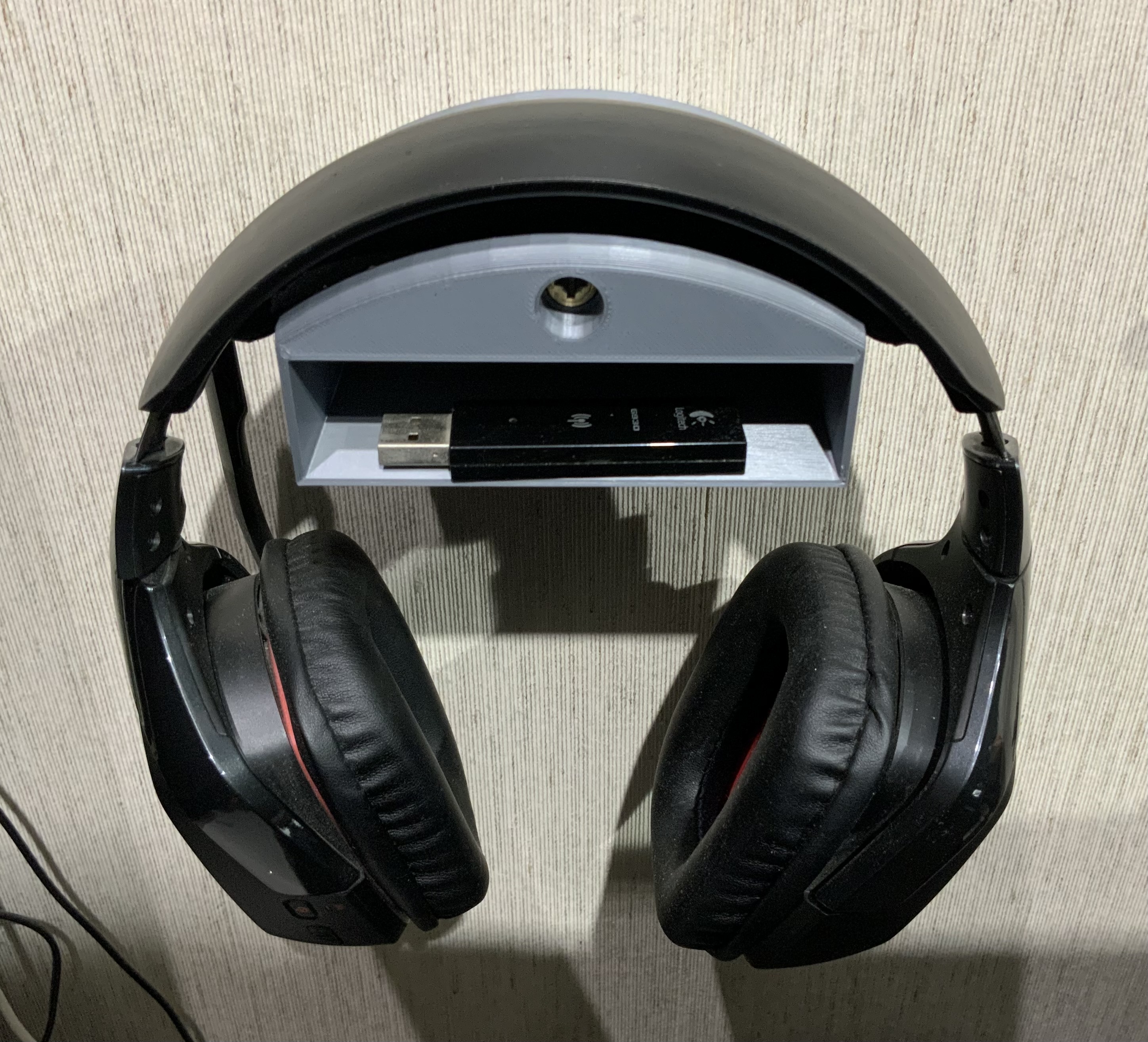 Kopfhörerhalter mit Ablage für USB-Sender / Headphone Holder