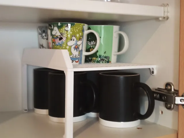 Intermediate level for shelfs