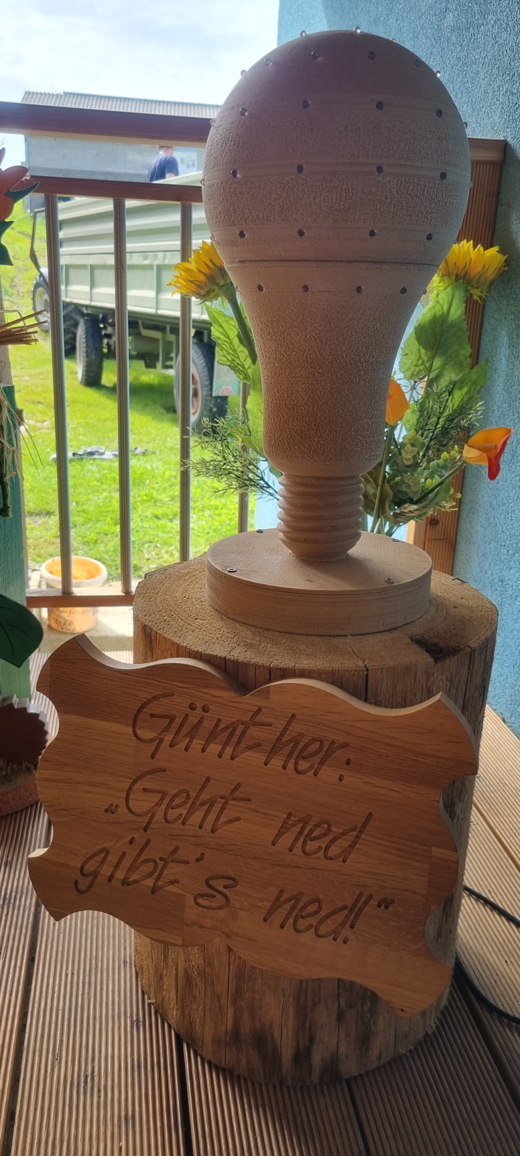 Giant "wooden" light-bulb/Riesige "hölzerne" Glühbirne