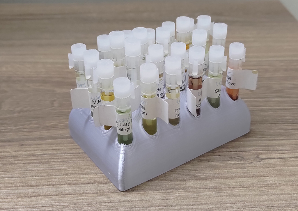 Miniatura 4 do modelo 3D perfume sample holder