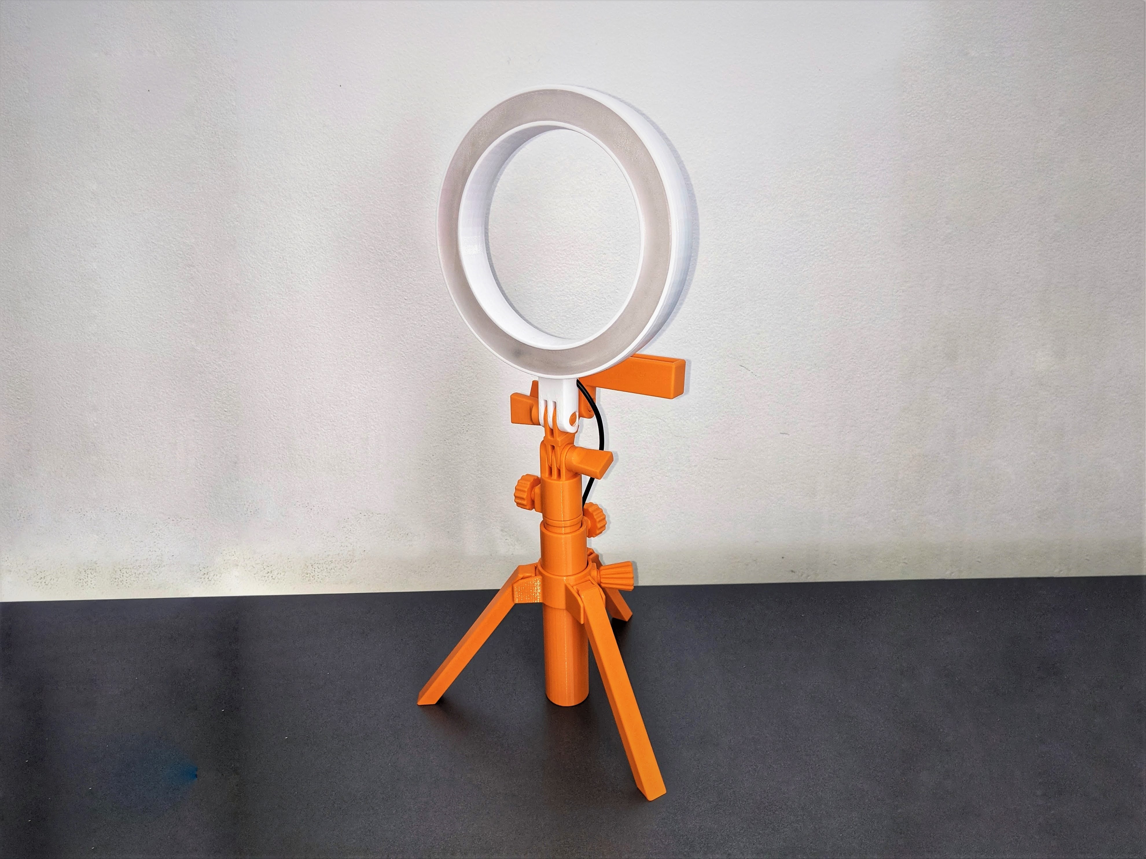 Miniatura 4 do modelo 3D Ring Light with Tripod