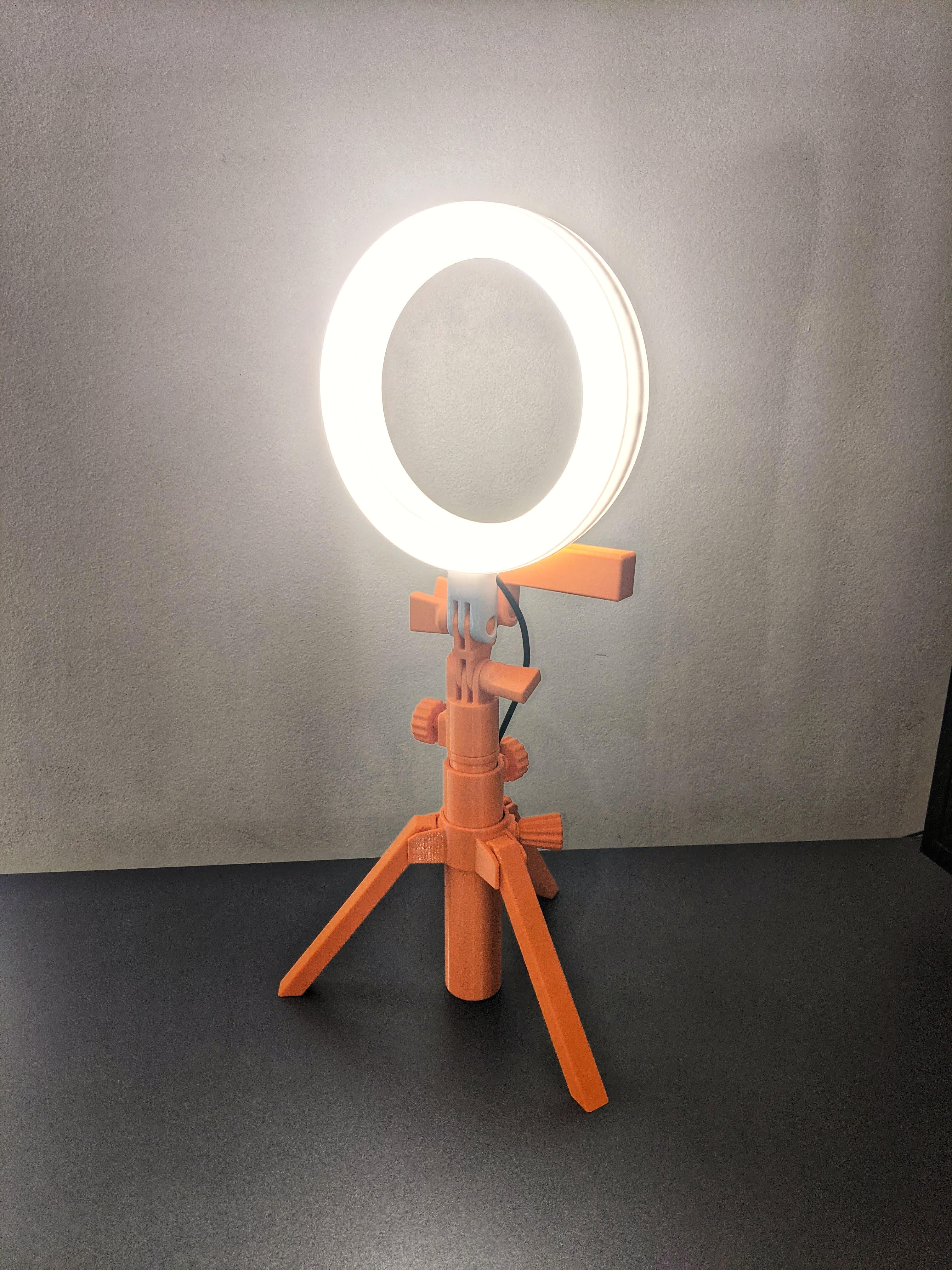 Miniatura 2 do modelo 3D Ring Light with Tripod