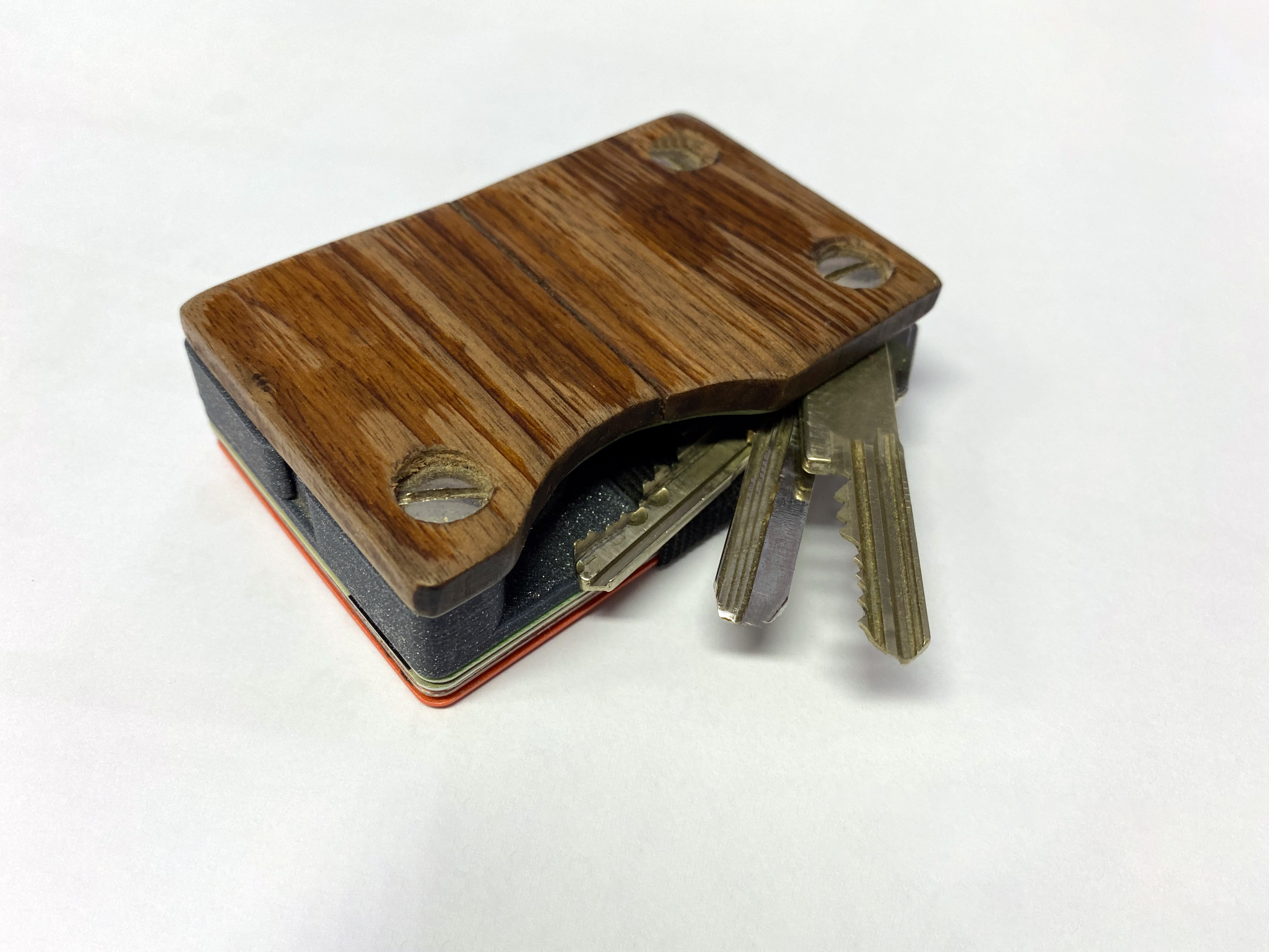 Wallet with place for keys an Airtag and tablets