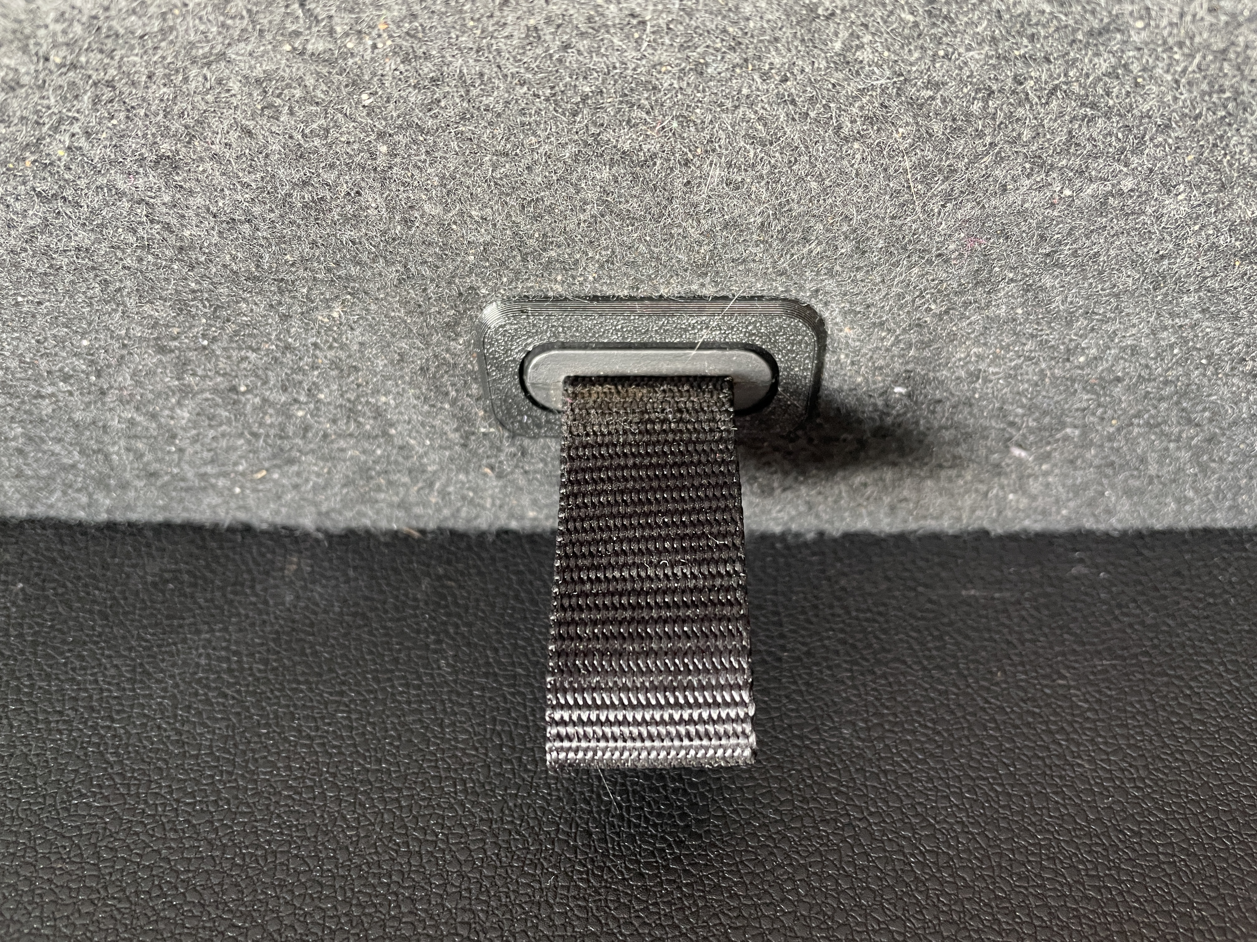 Seat Leon 5F - Luggage compartment floor cover handle