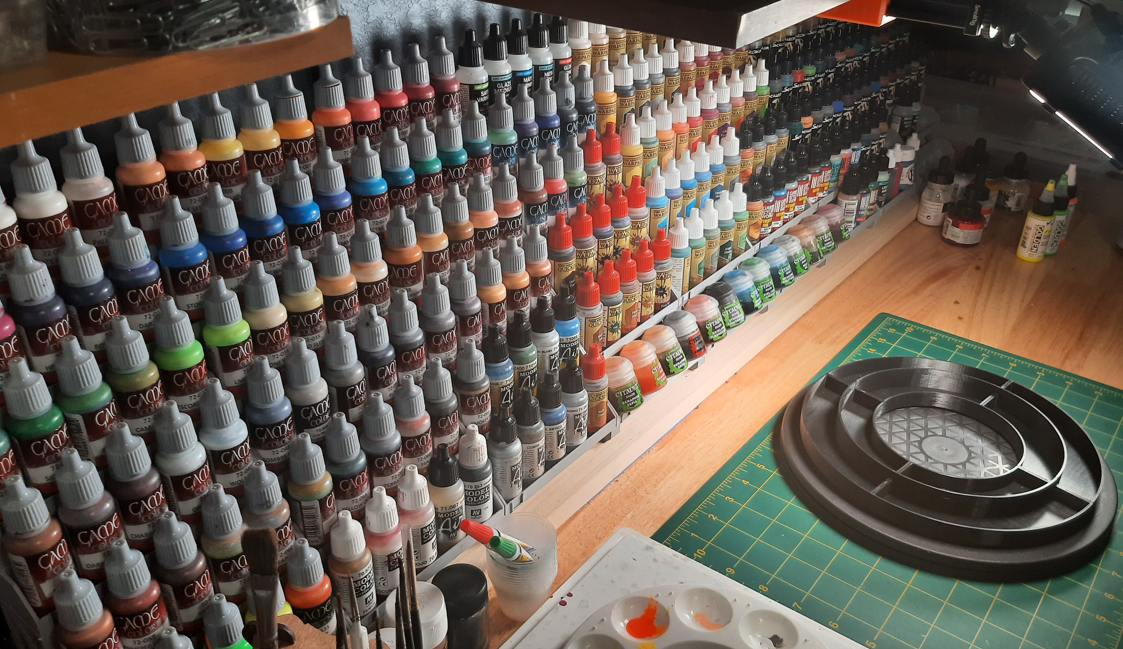 Modular holder/rack for miniature paints and brushes by fuchsr, Download  free STL model