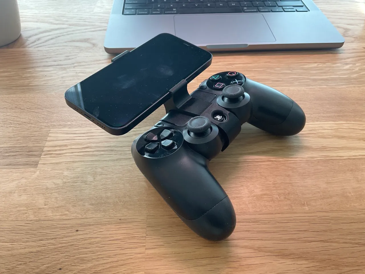 controller iPhone 12 mini mount v2 by Oliver Xie Download free STL | Printables.com