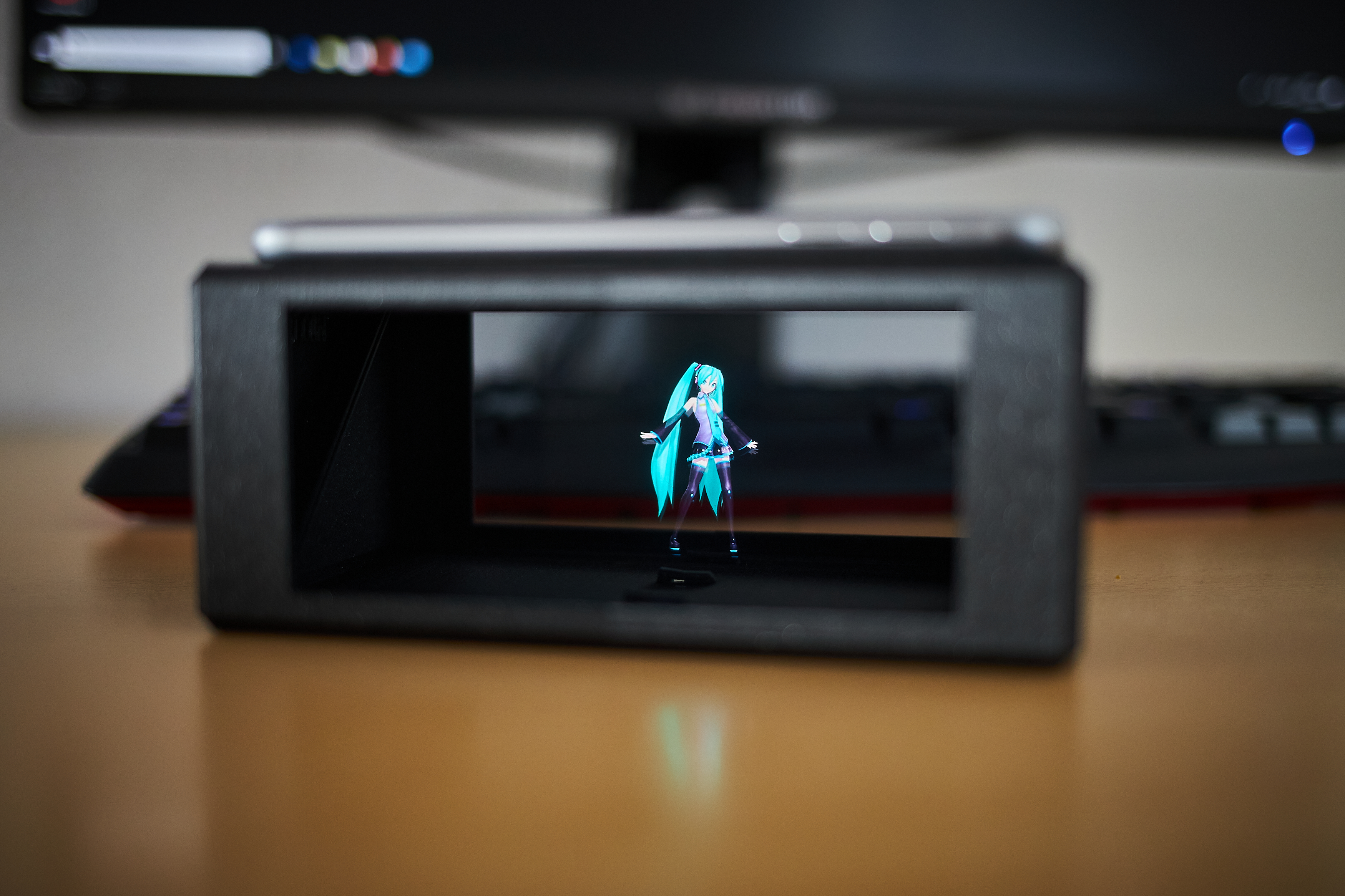 Widescreen Holographic Box for Smartphones