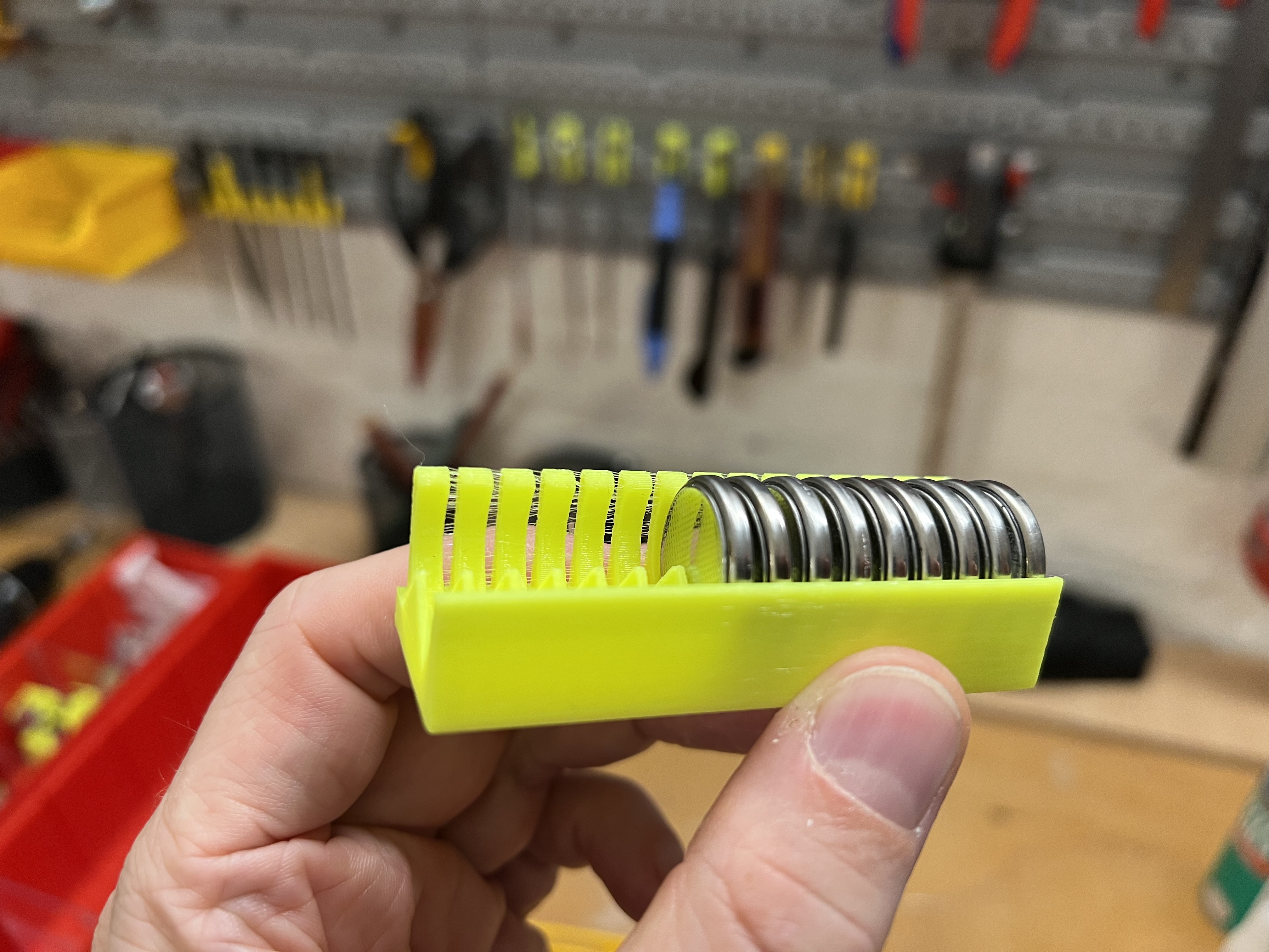 Miniatura 2 do modelo 3D Compact holder for CR2032 button cells