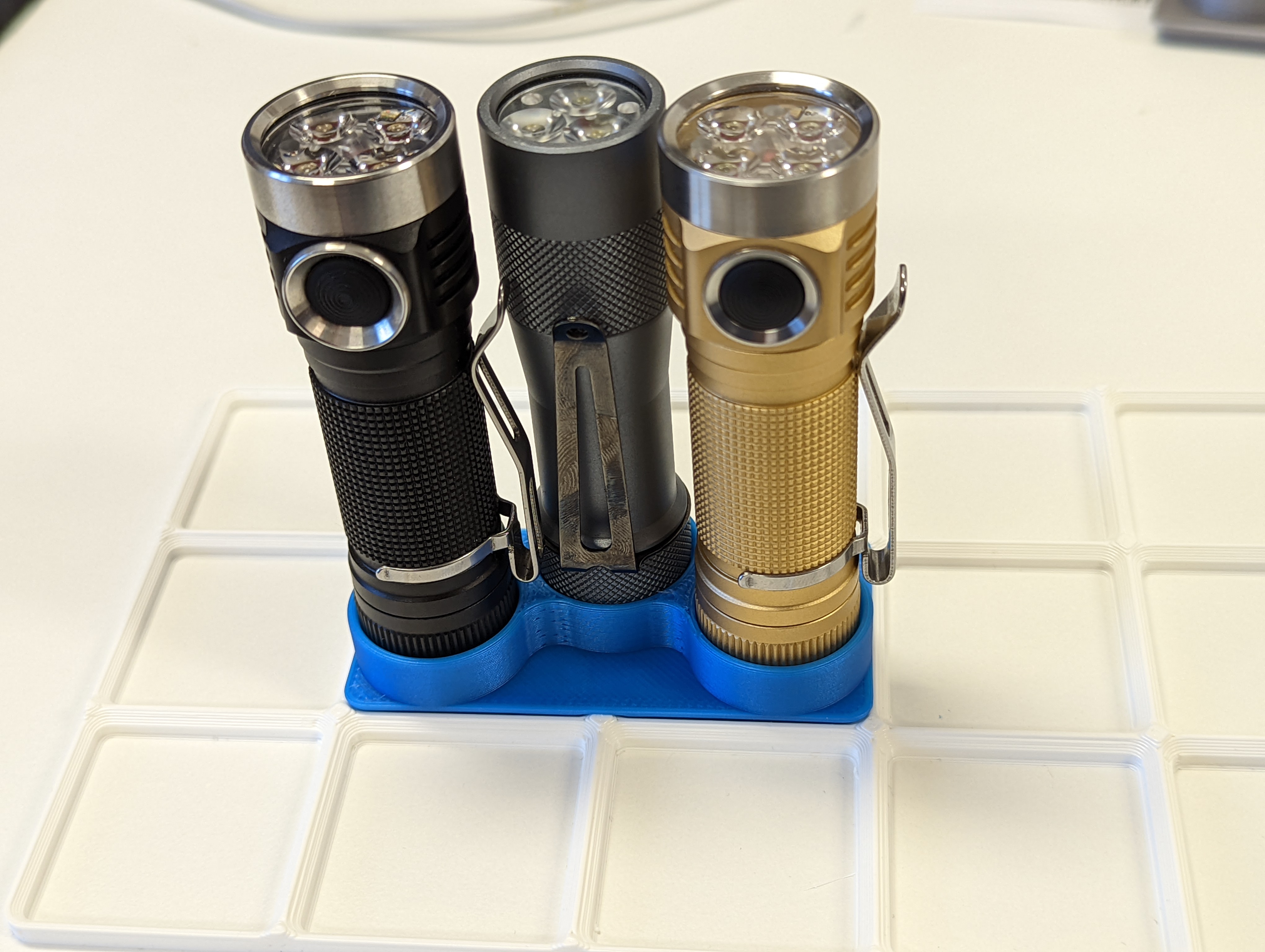 Gridfinity Flashlight Organizer Emisar D4 / FW3A by zeroflow