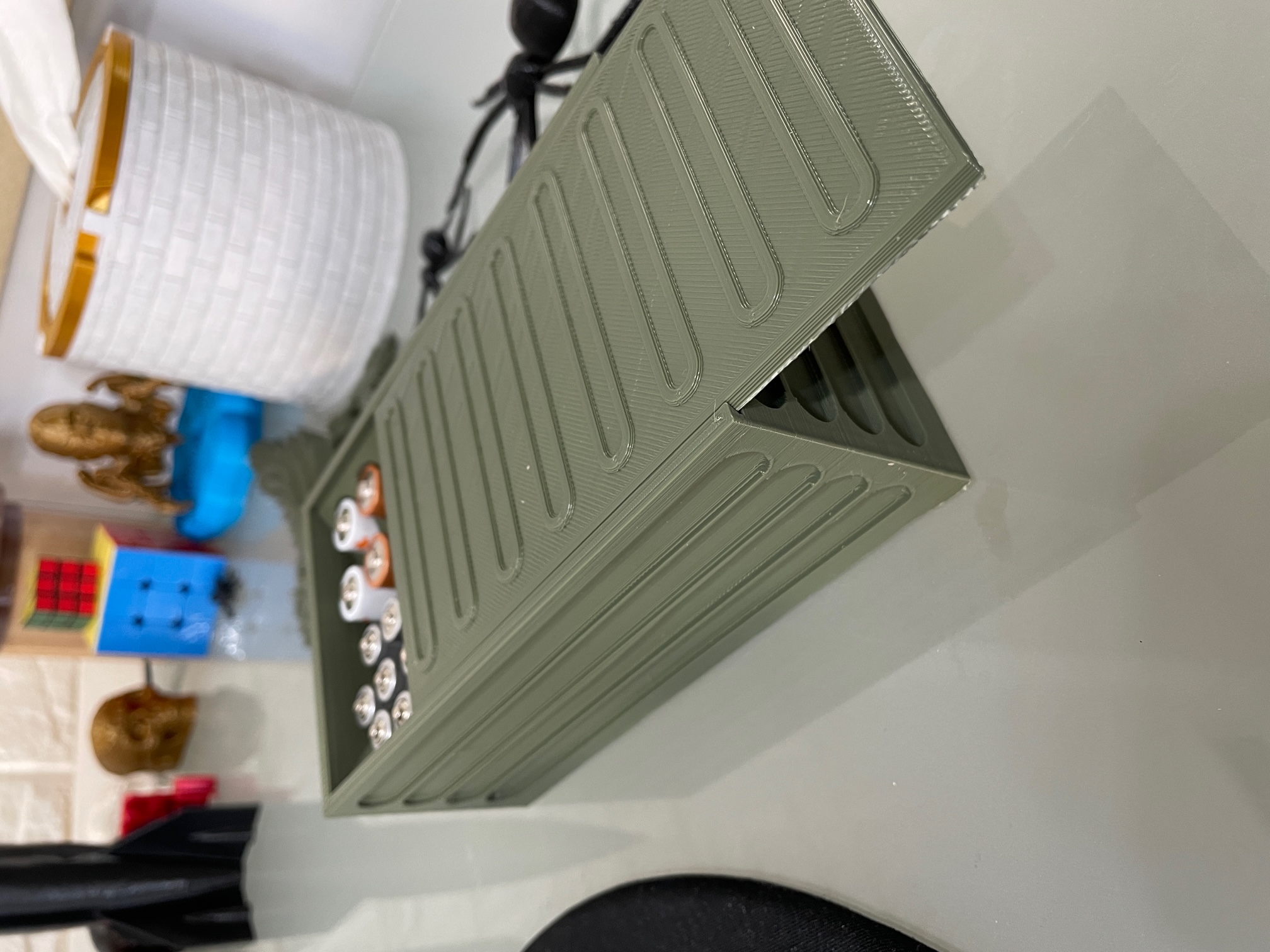 Simple battery box for AA and AAA