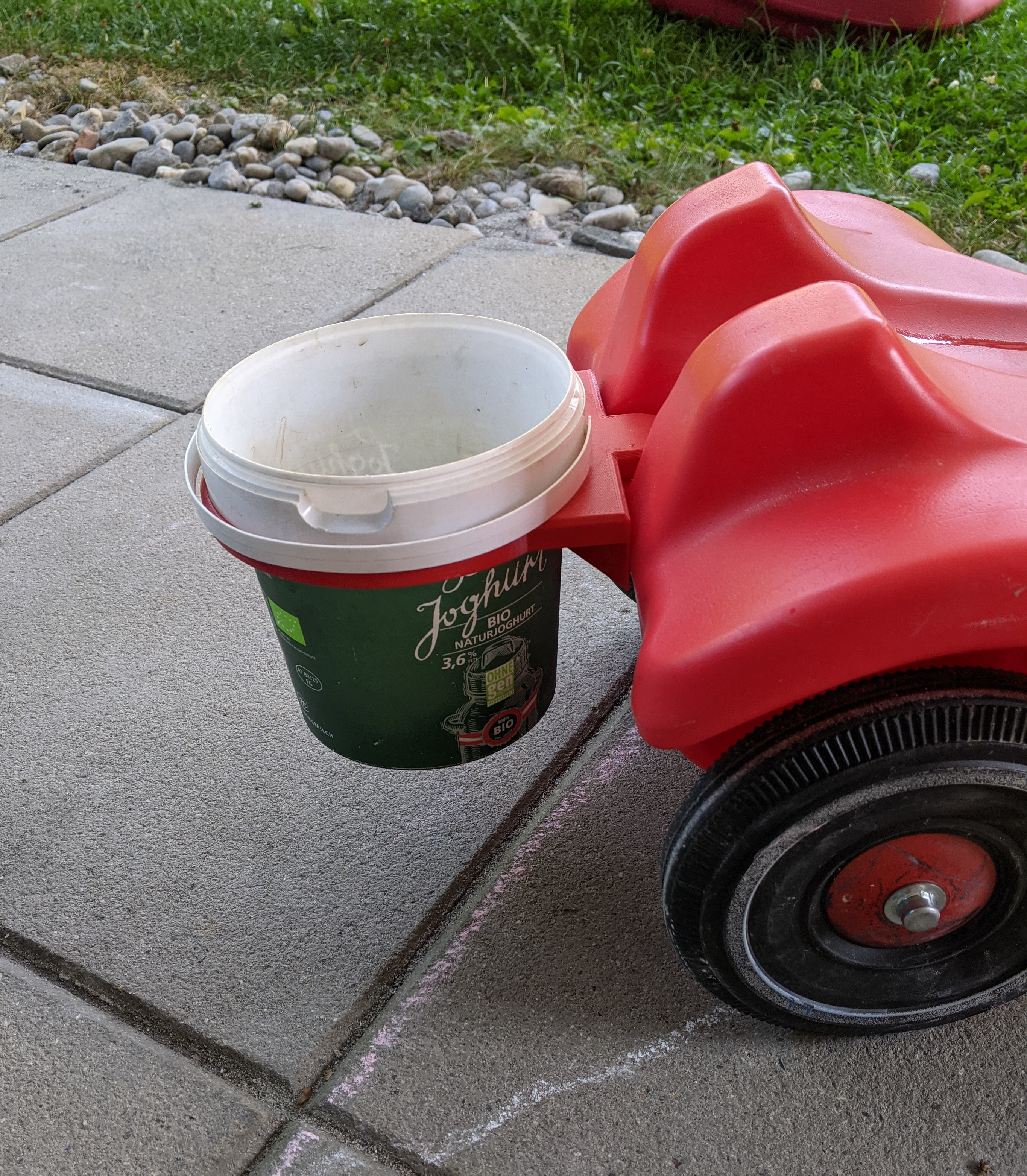 Bobbycar bucket holder