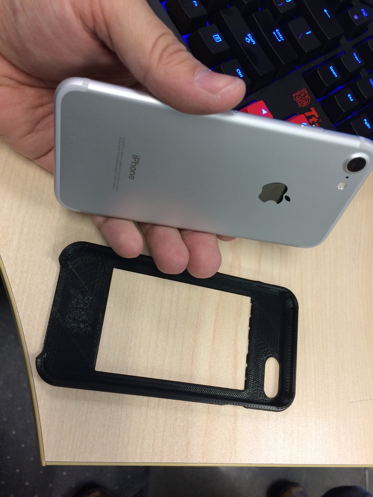iPhone7 badge carrier cover by Julius3E8 | Download free STL model ...