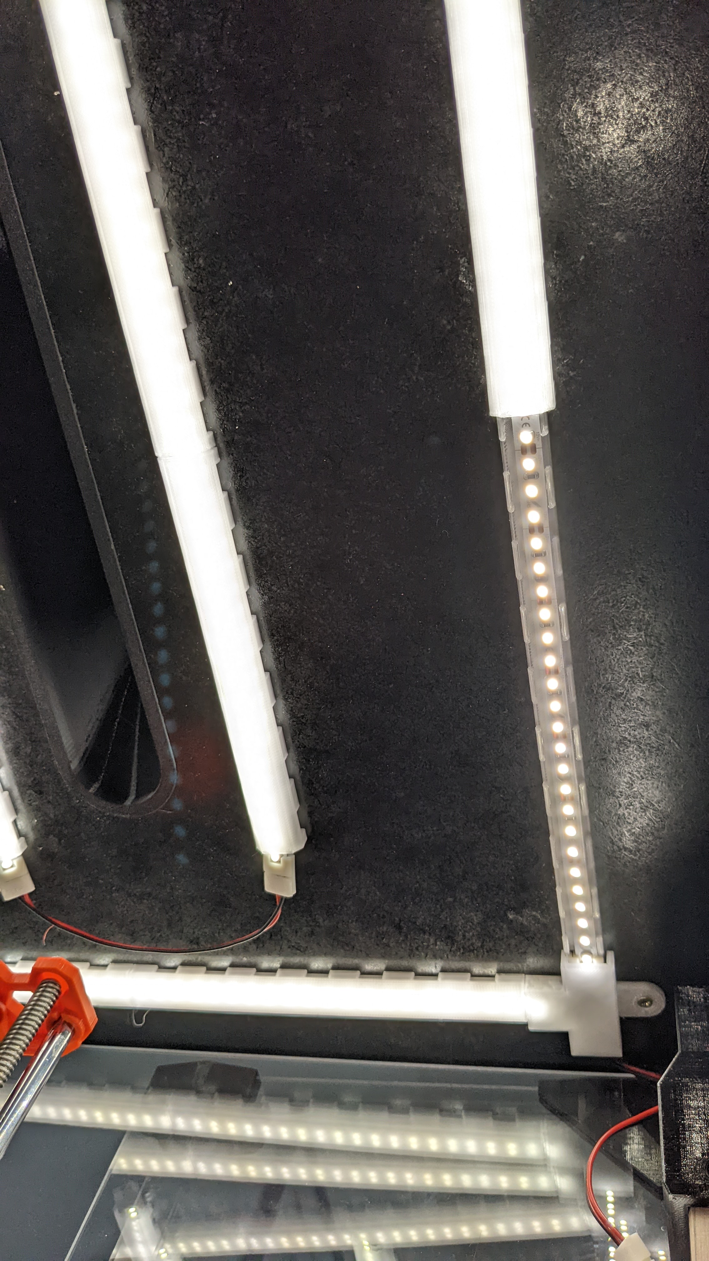 Miniatura 2 do modelo 3D LED-strip mount and diffuser