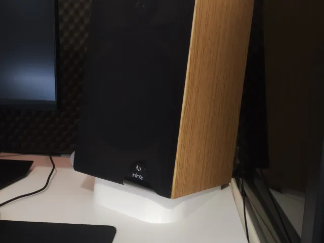Bookshelf speaker stand