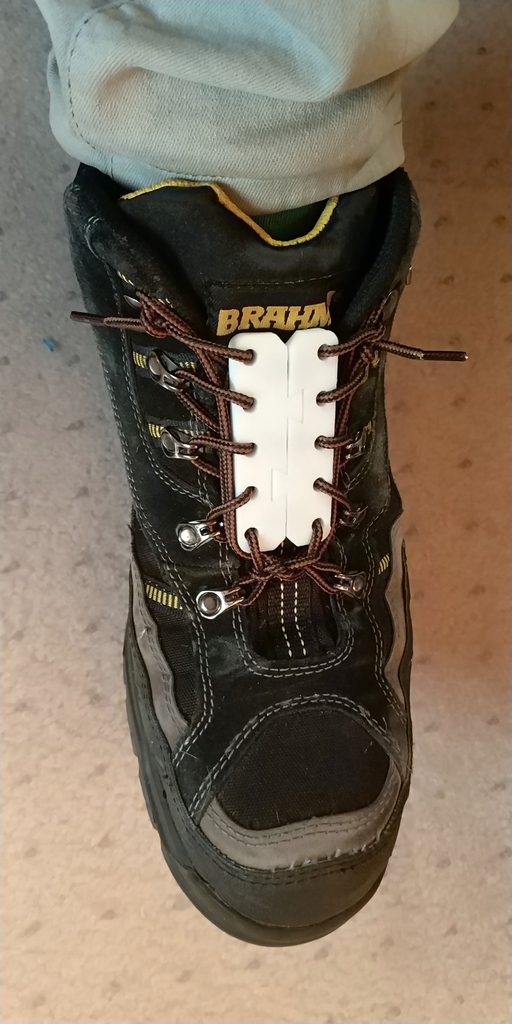 Magnetic shoe laces quick strap