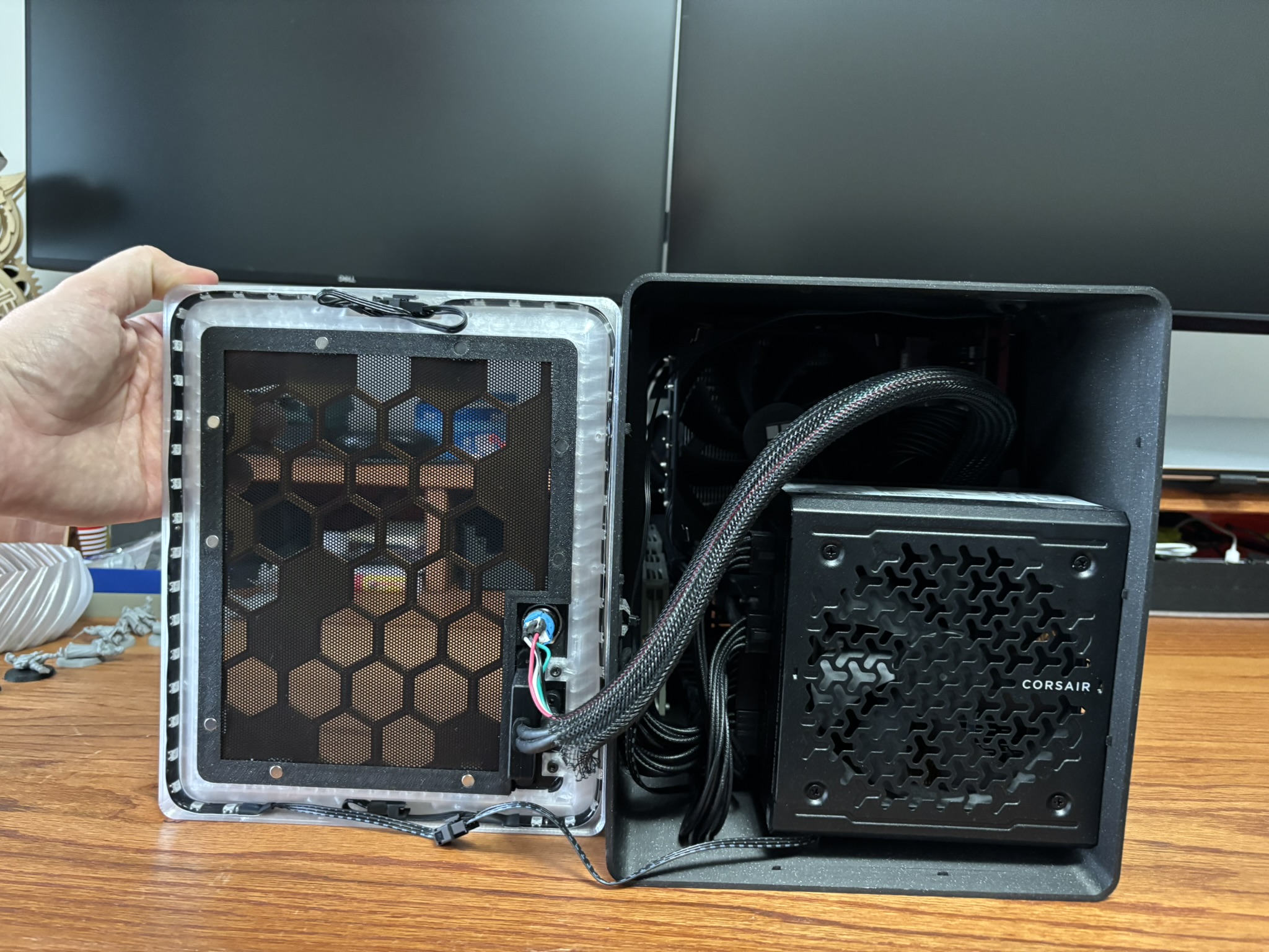 Miniatura 4 do modelo 3D Compact mATX Computer Case (20.6 Liter)