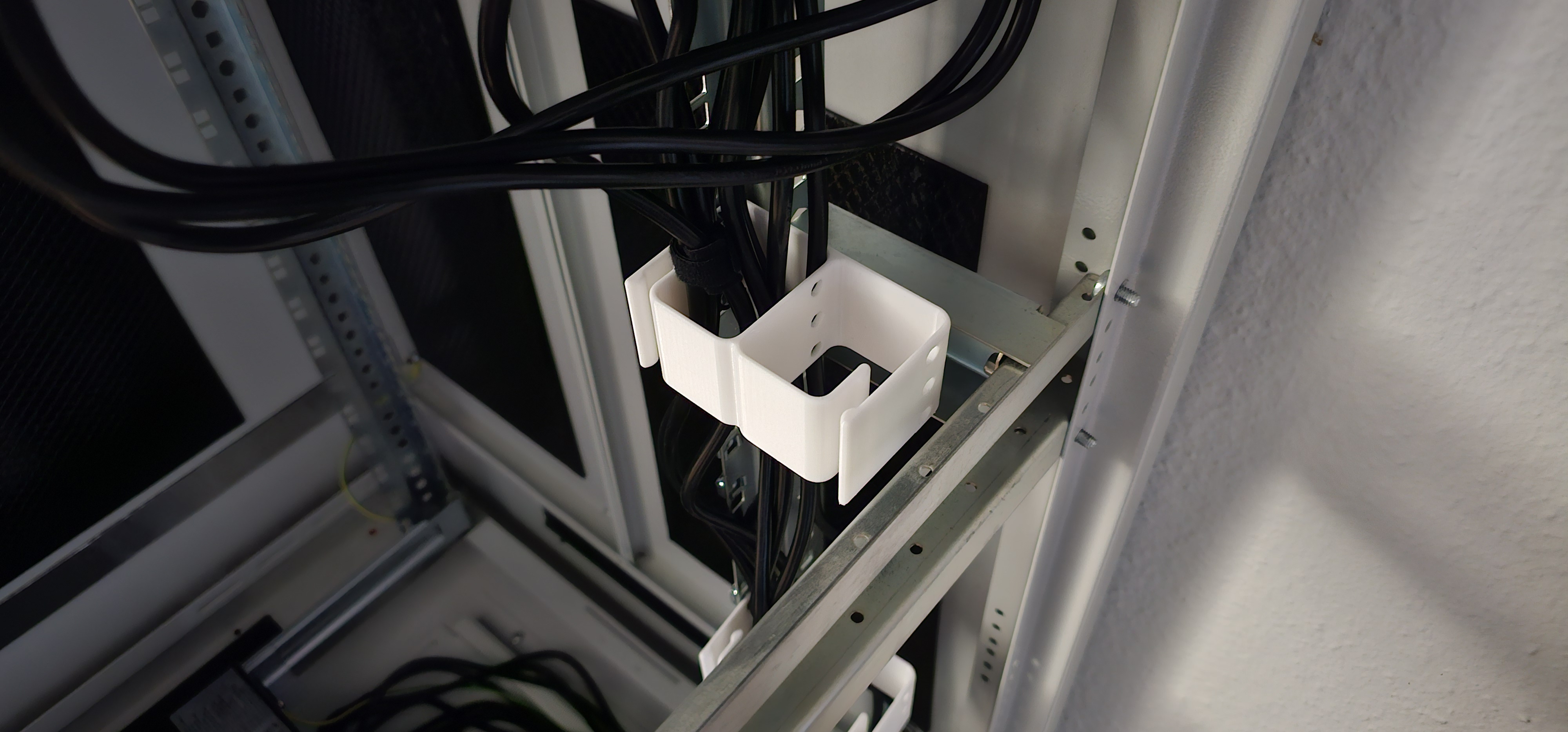 1U 60x100 wire retainer for L shaped rack rail