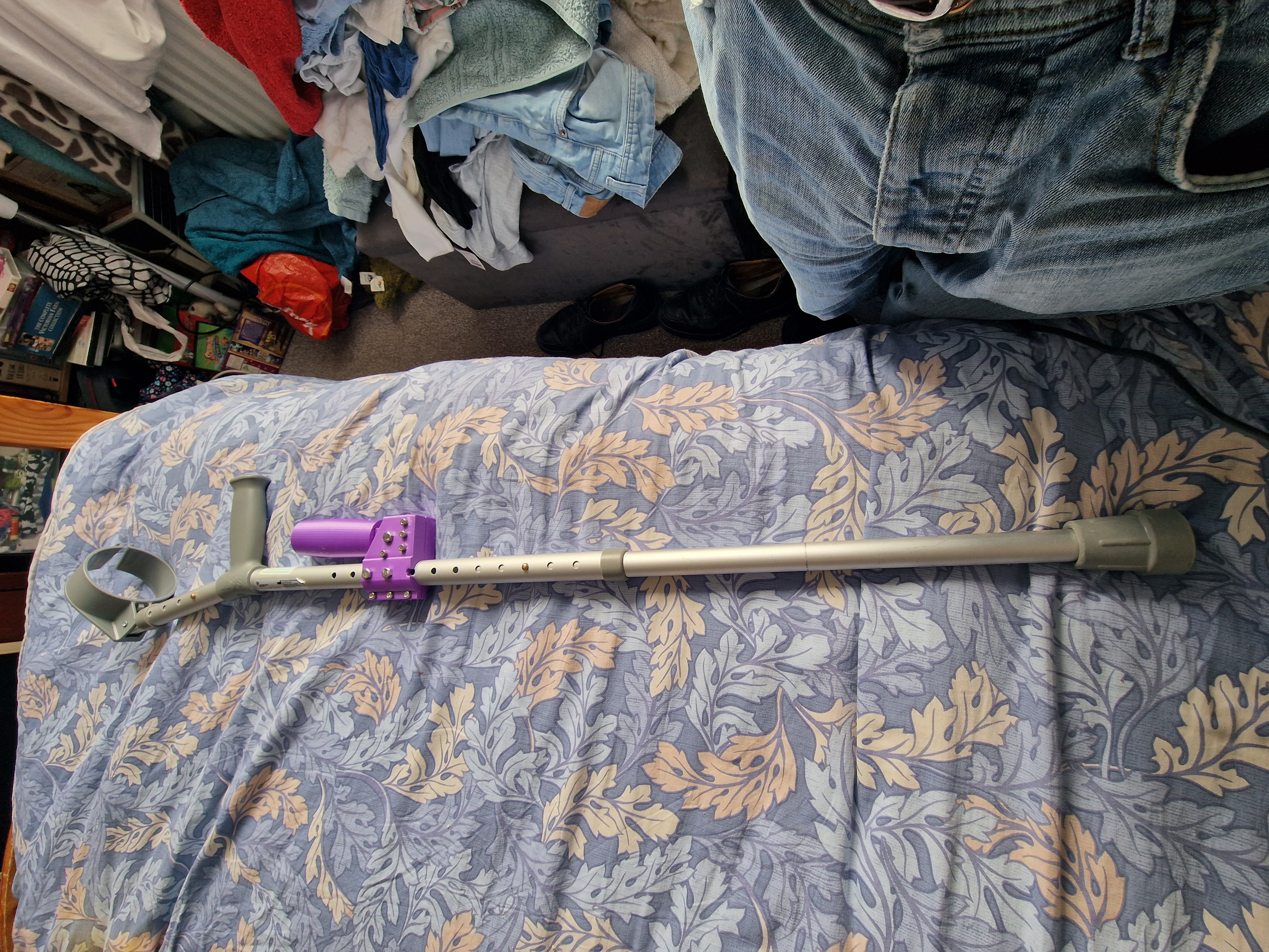Crutch walking middle handle
